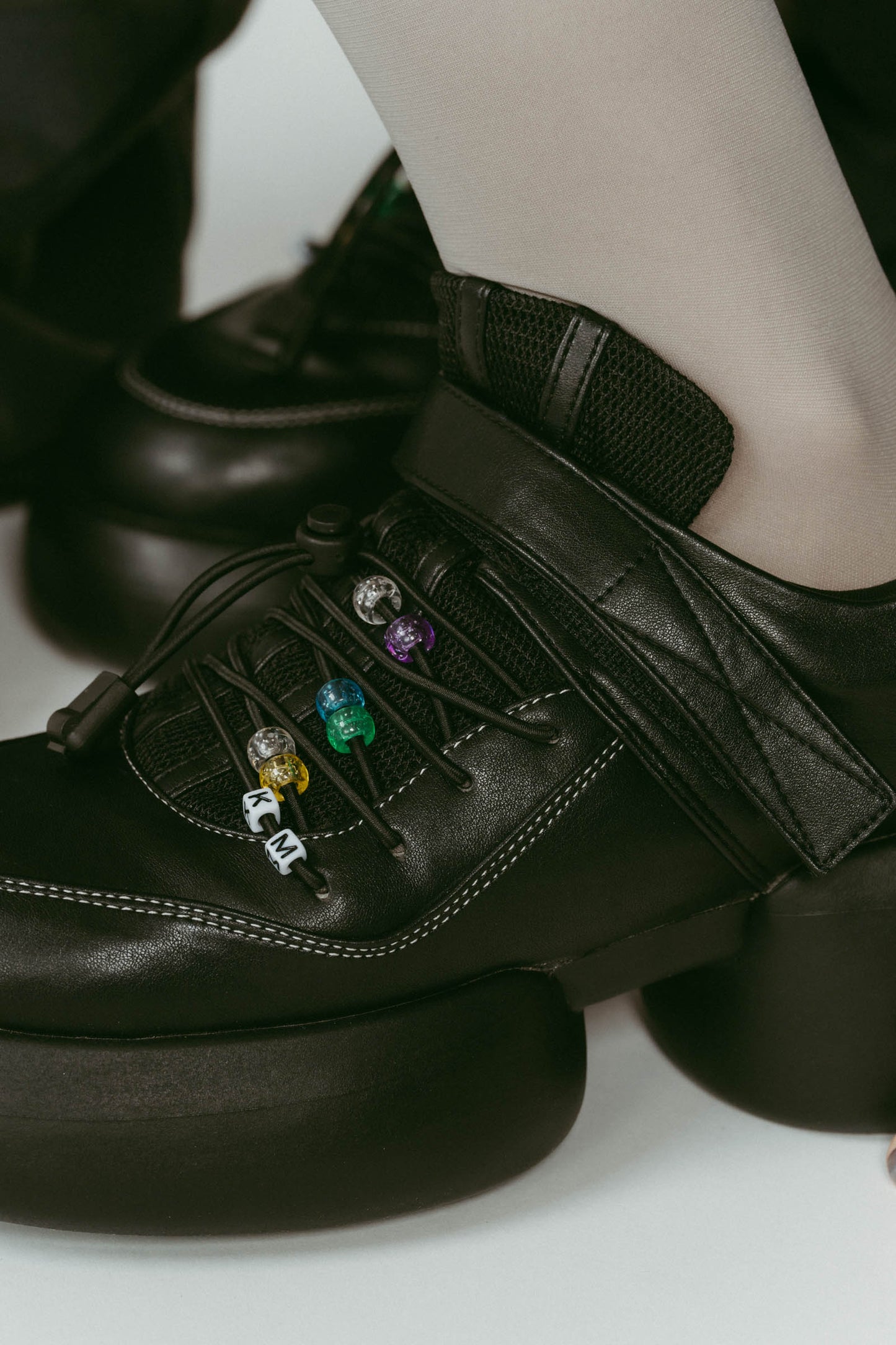 beaded sneakers/black