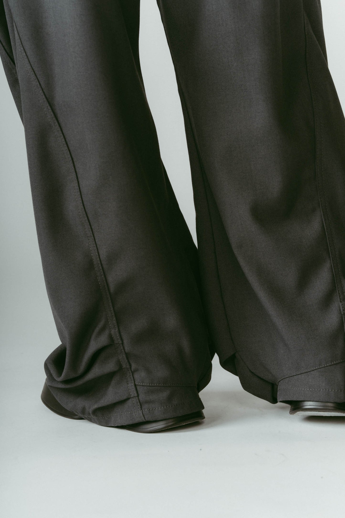 tuck design denim pants/gray