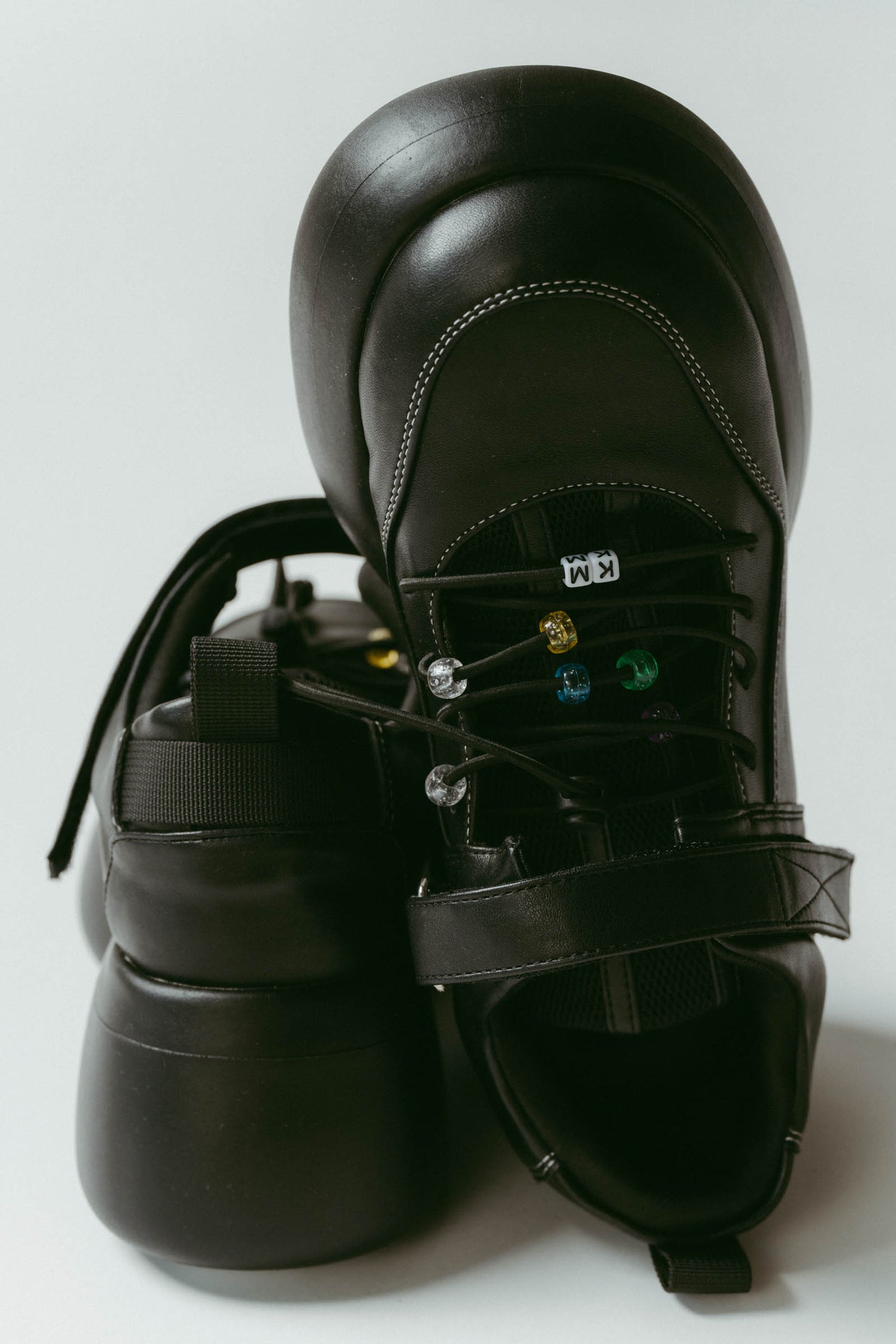 beaded sneakers/black