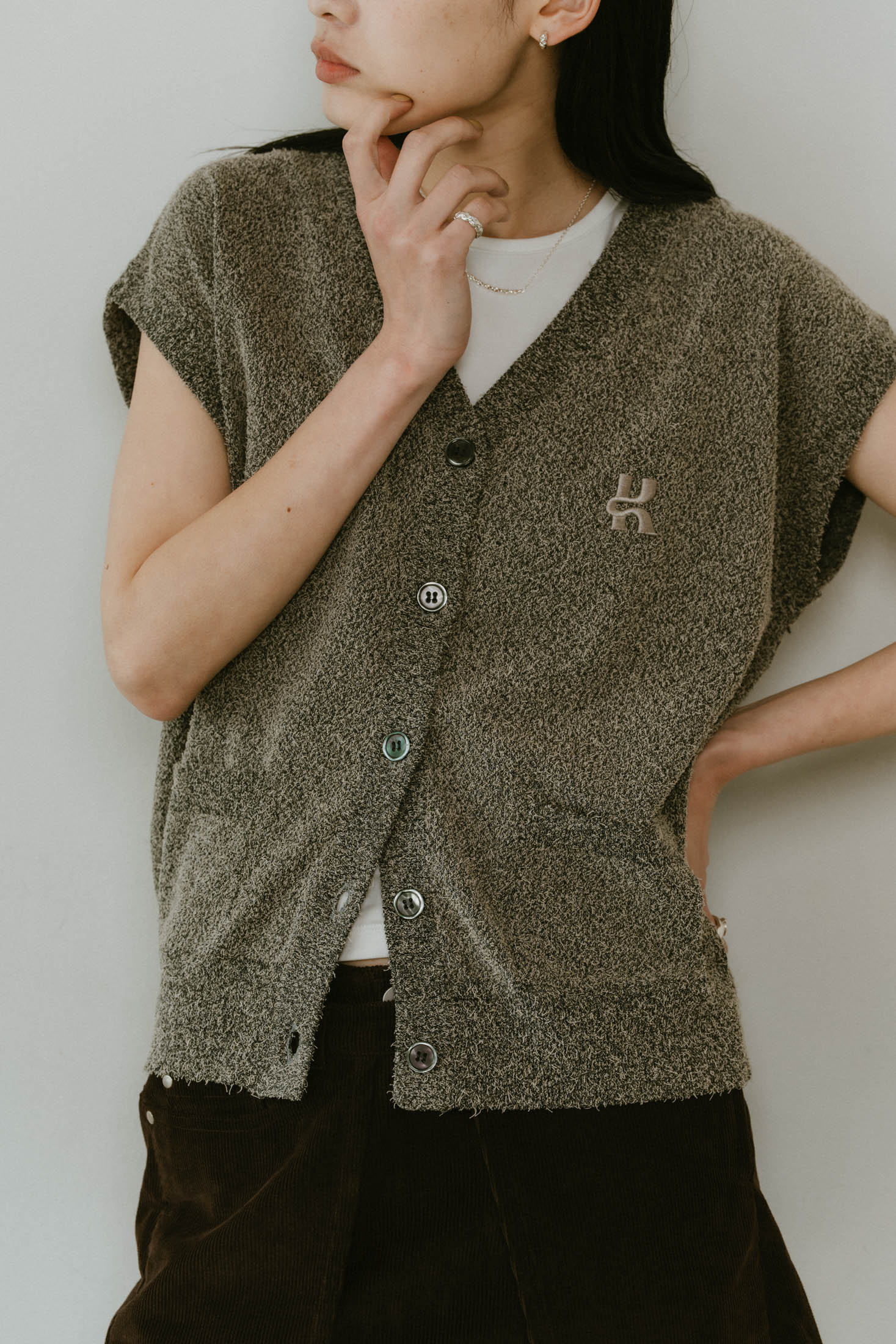 Vneck logo knit vest/2color