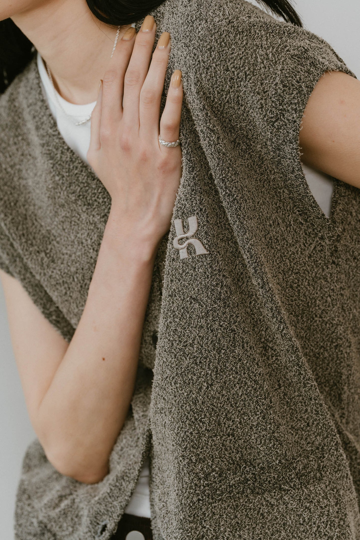 Vneck logo knit vest/2color
