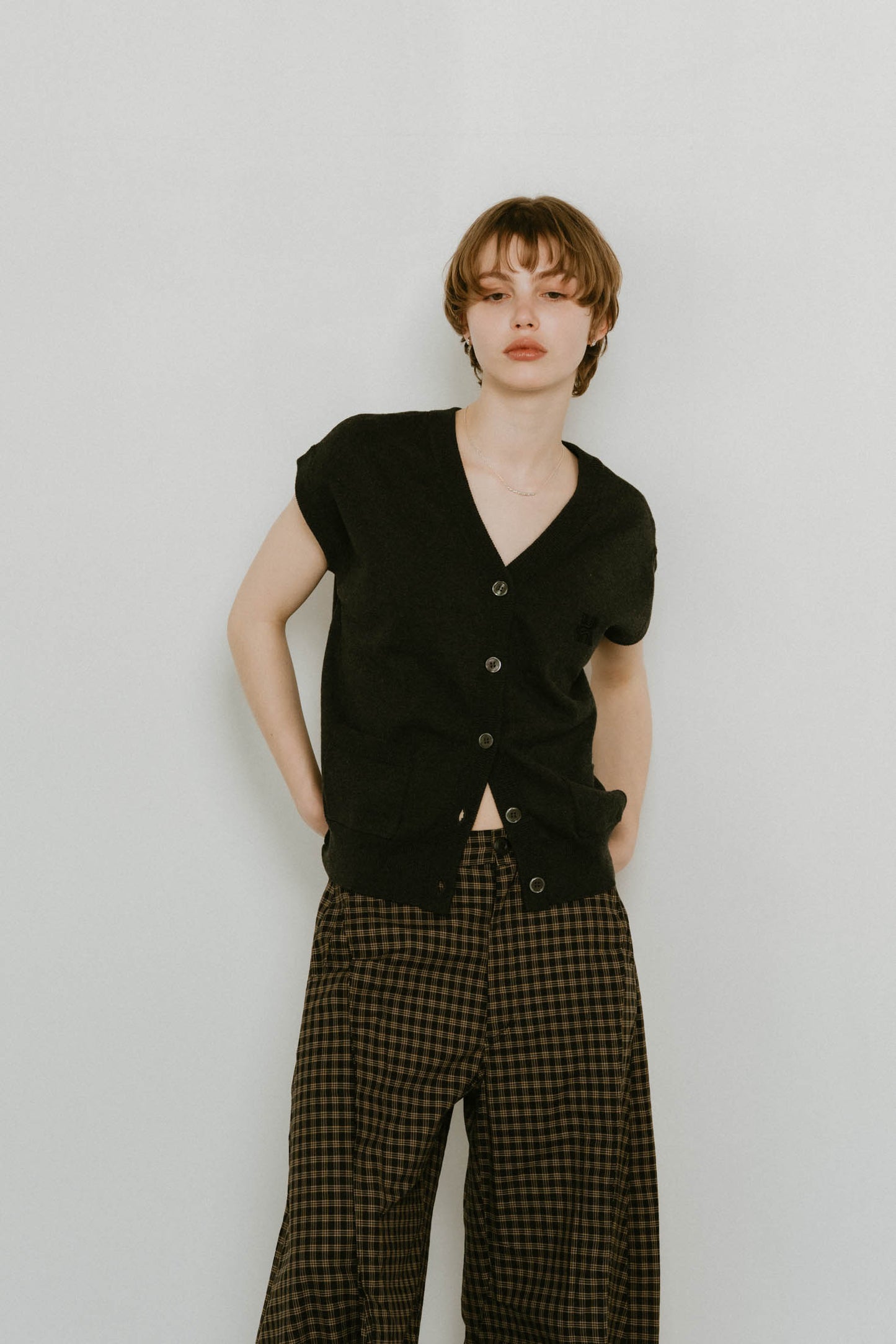 Vneck logo knit vest/2color