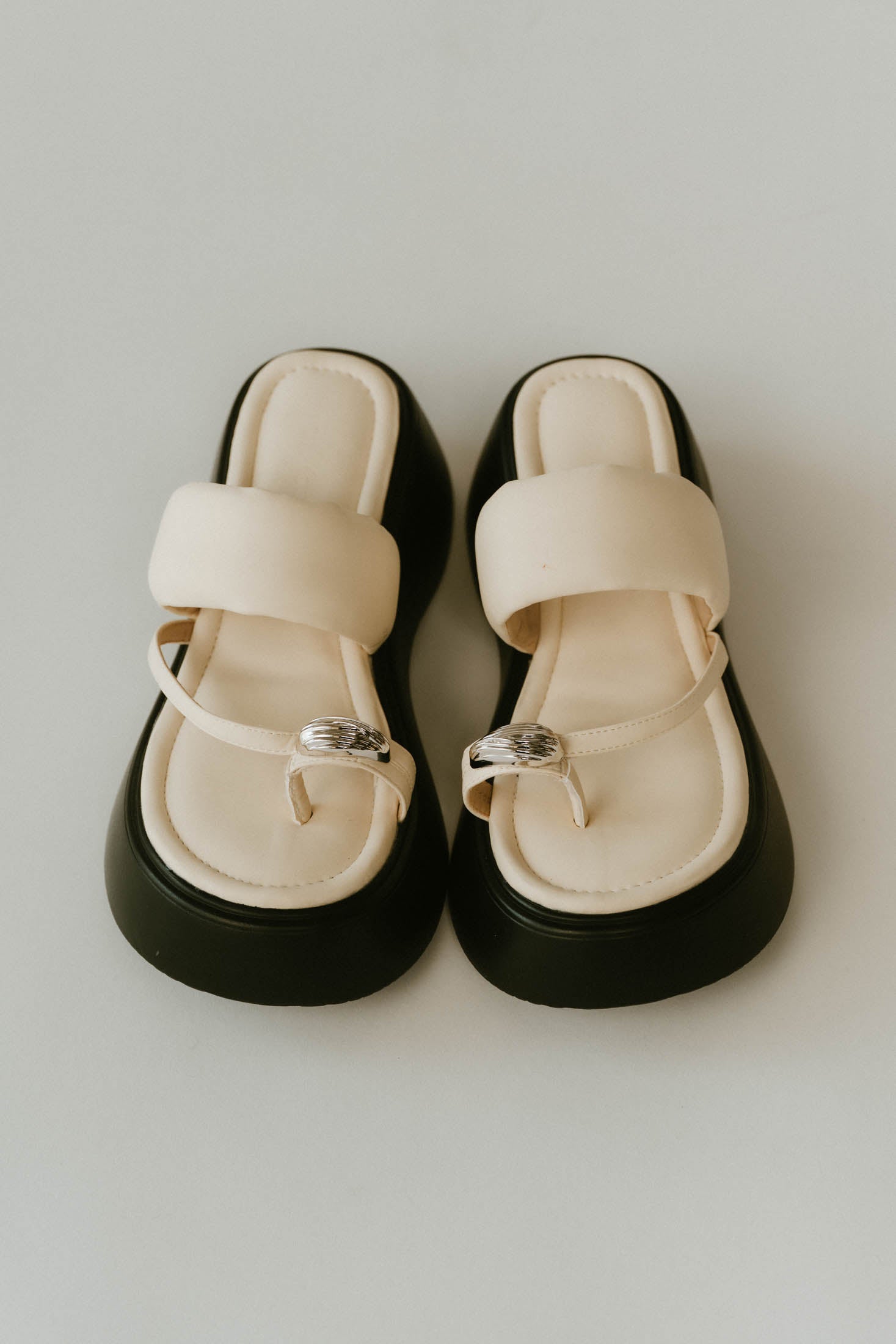 metal motif thong sandals/2color