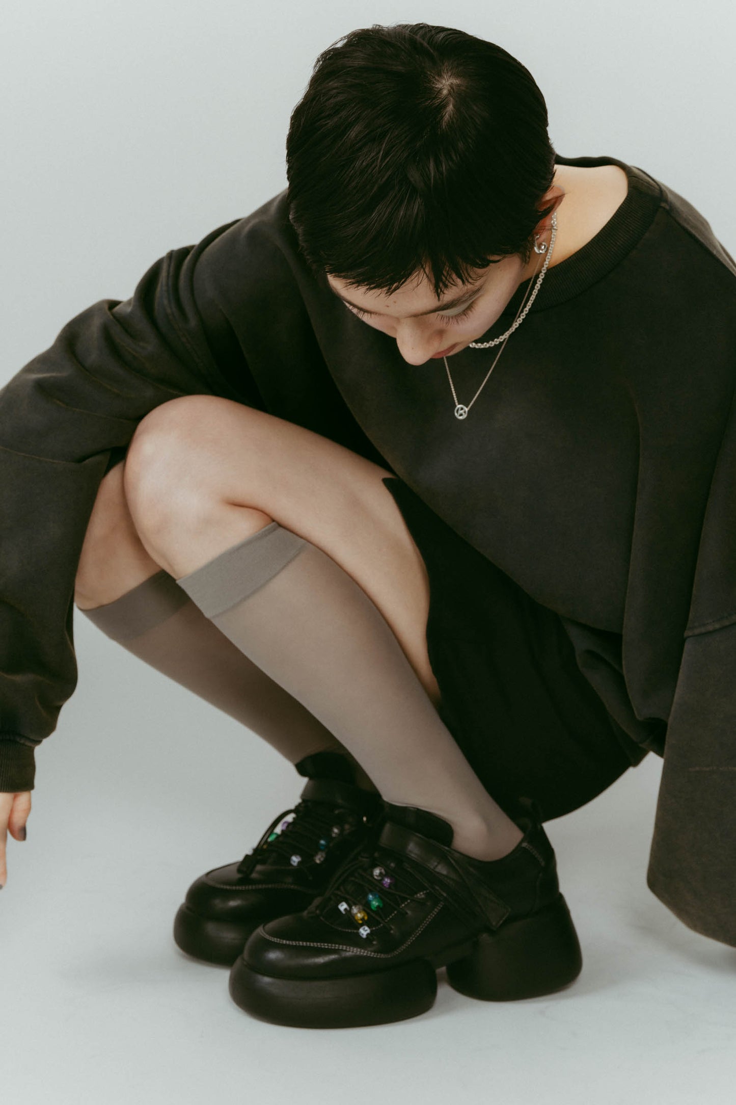 beaded sneakers/black