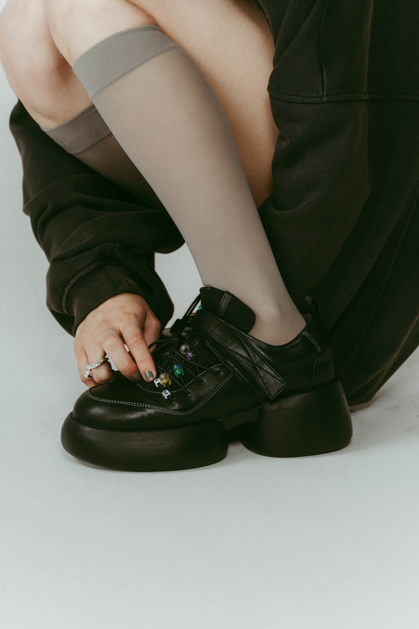 beaded sneakers/black