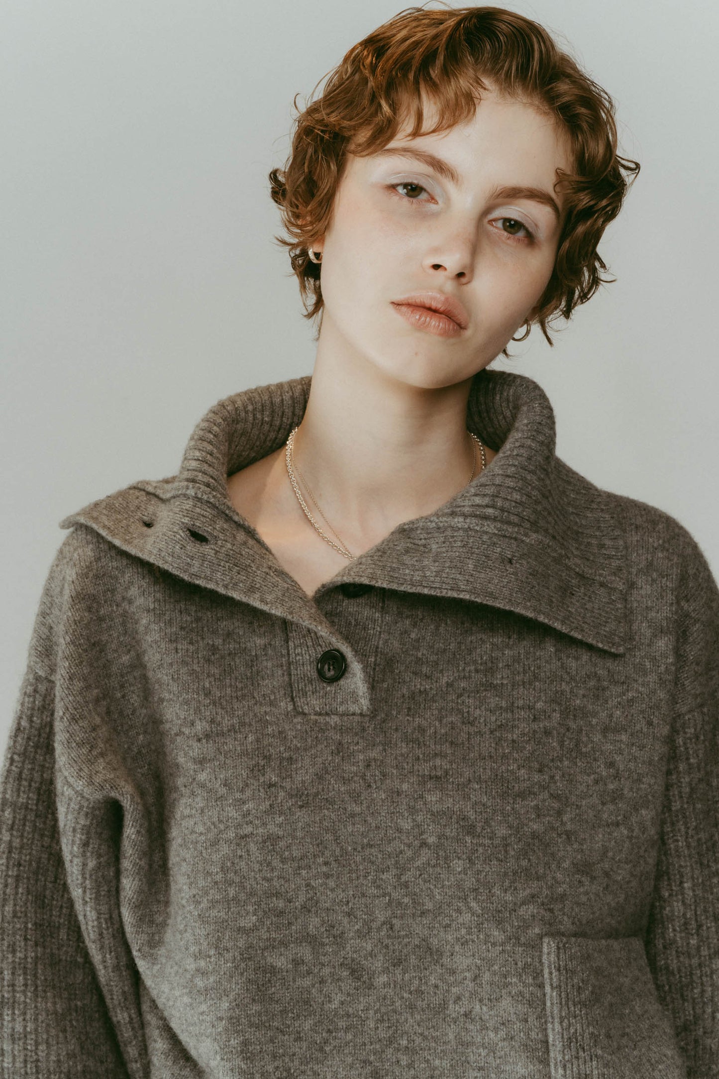 buttoned high-neck knit/gray