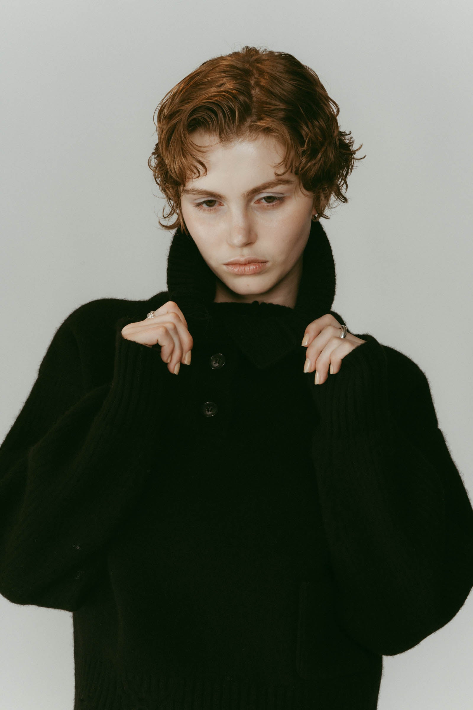 buttoned high-neck knit/black | KNUTH MARF