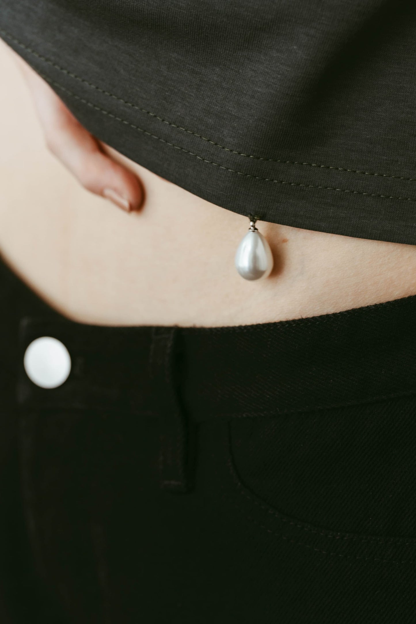 studded compact tee/charcoal