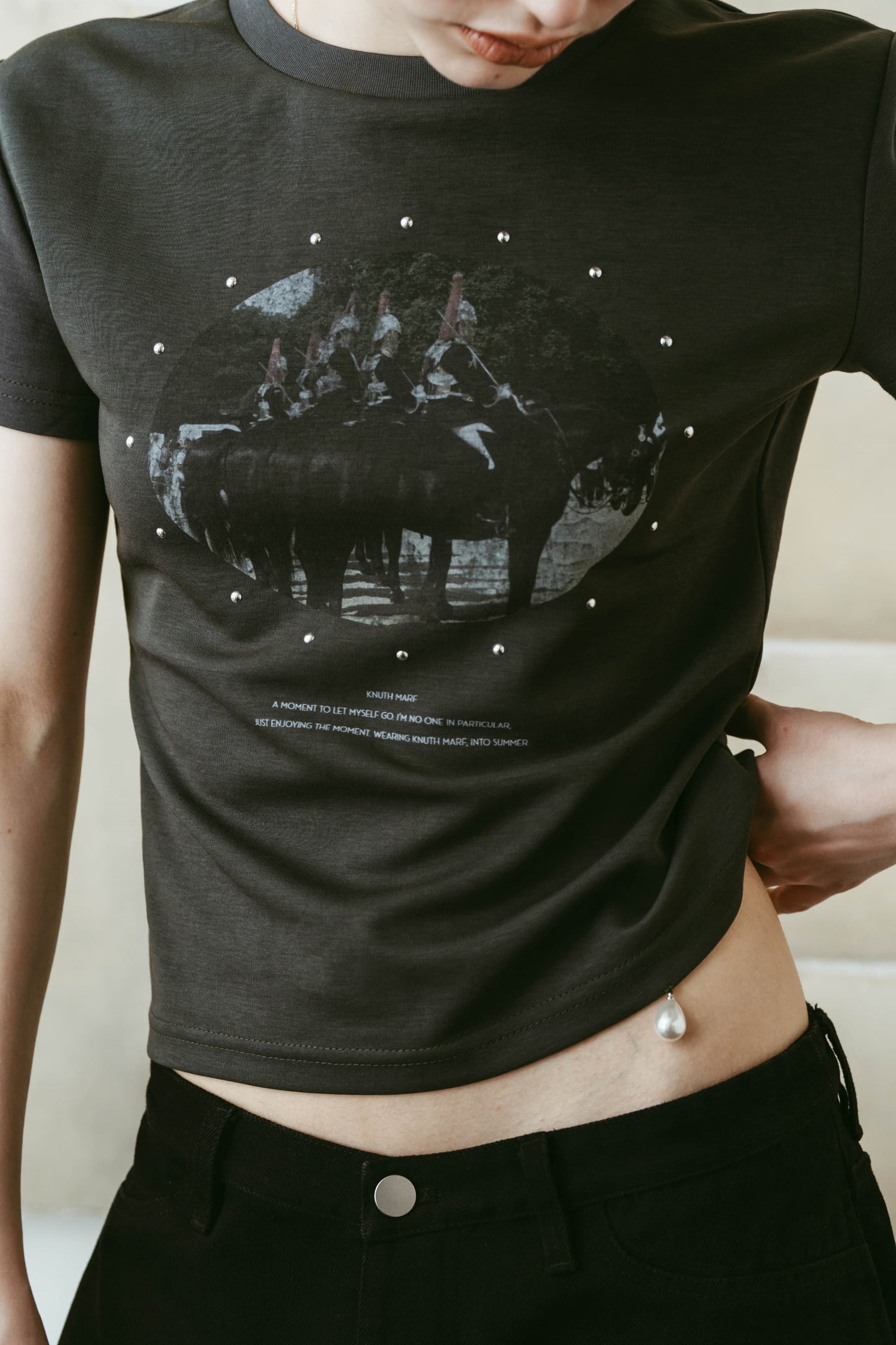 studded compact tee/charcoal