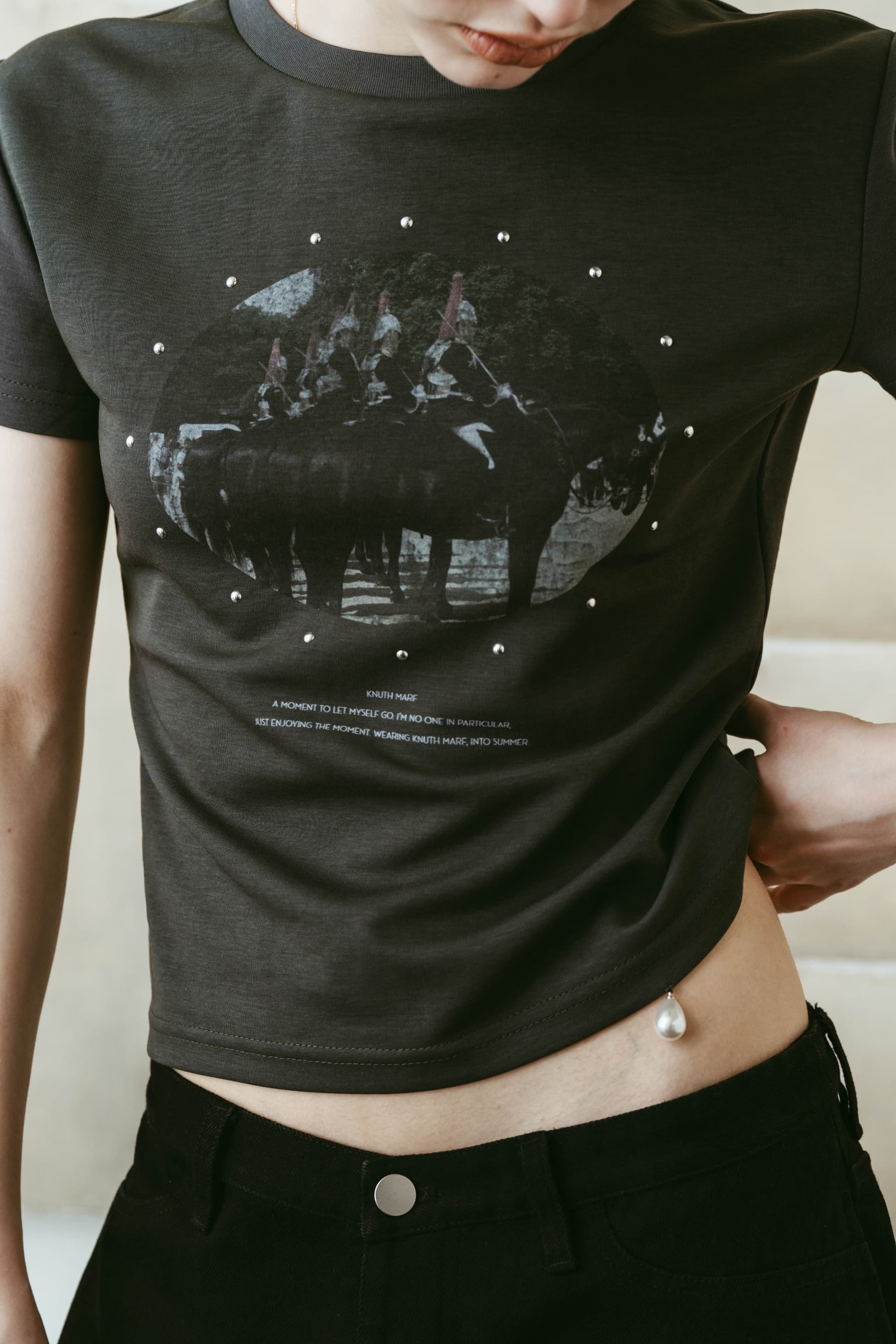studded compact tee/charcoal