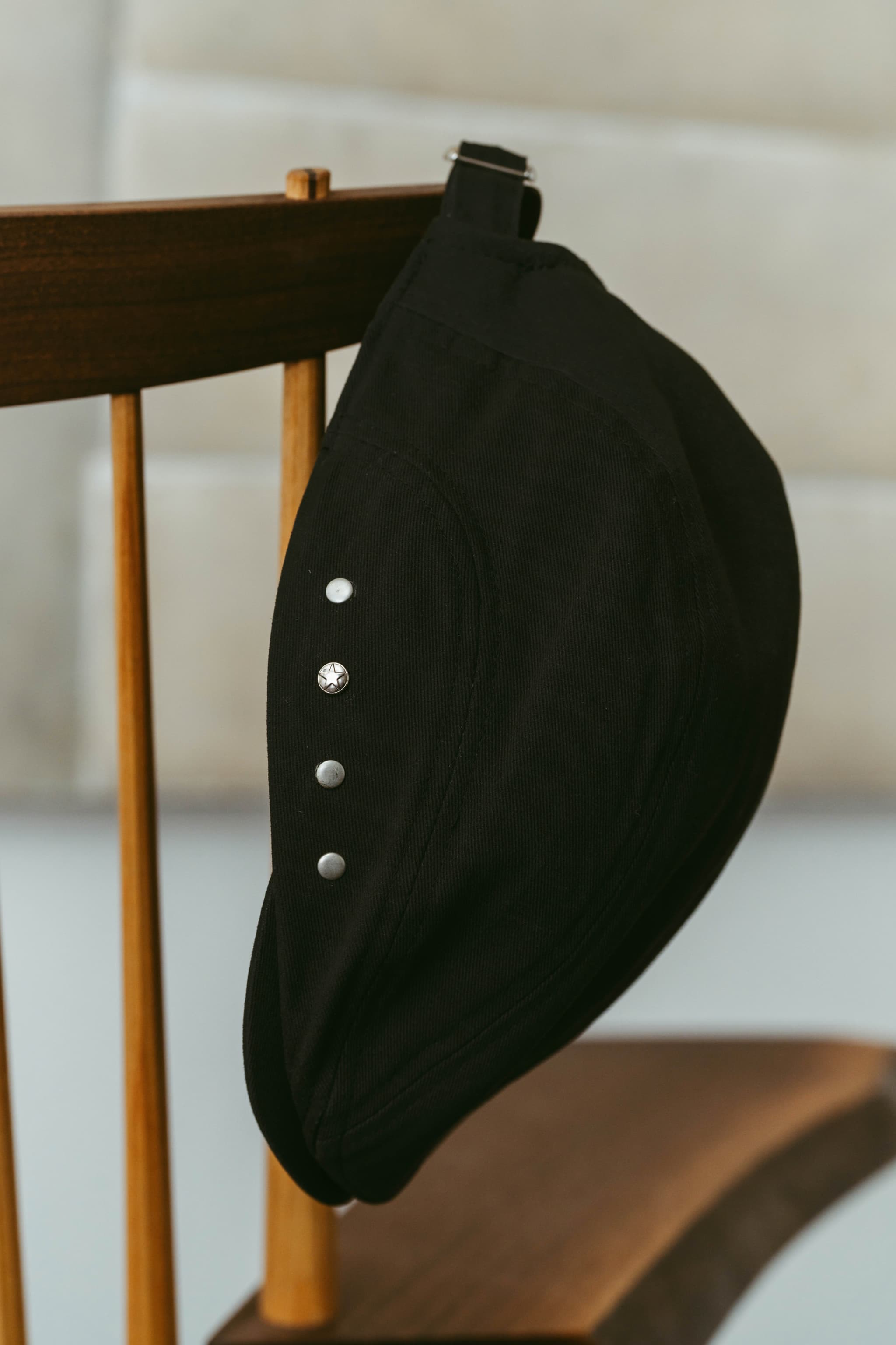 studded hunting cap/black