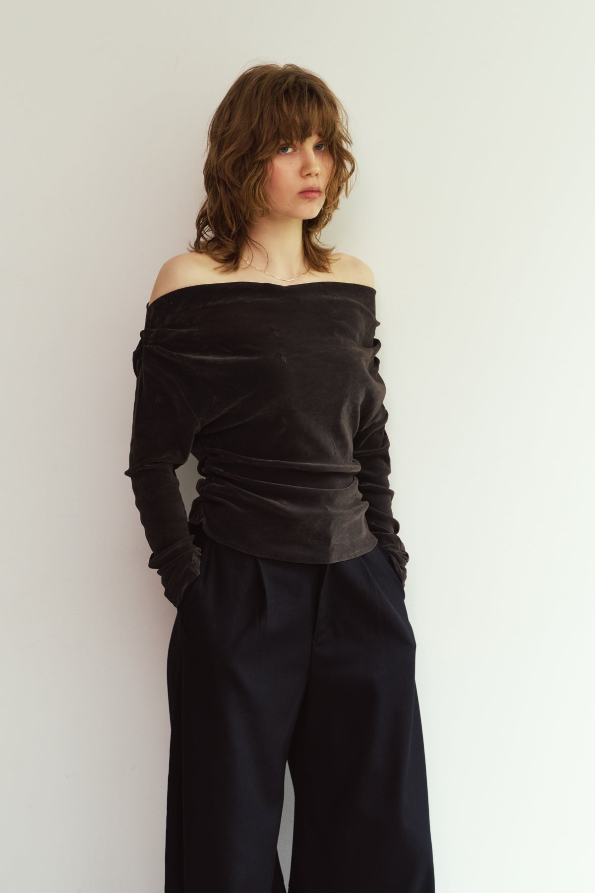off shoulder velour top/charcoal