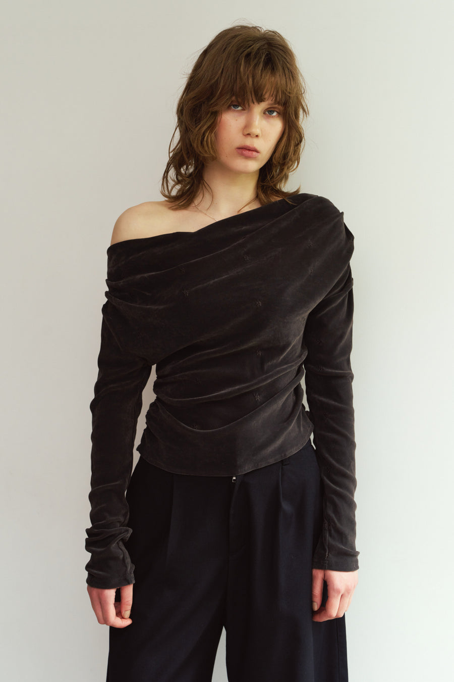 off shoulder velour top/charcoal