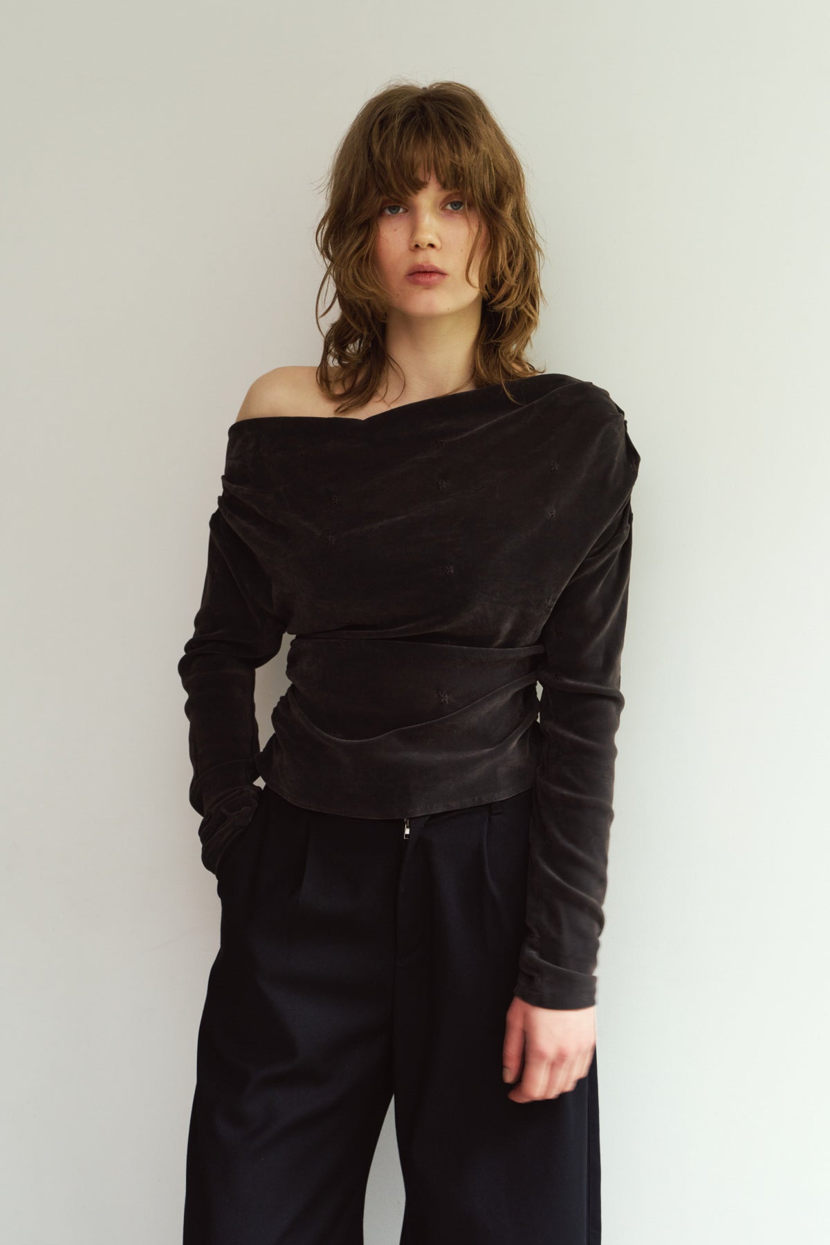 off shoulder velour top/charcoal