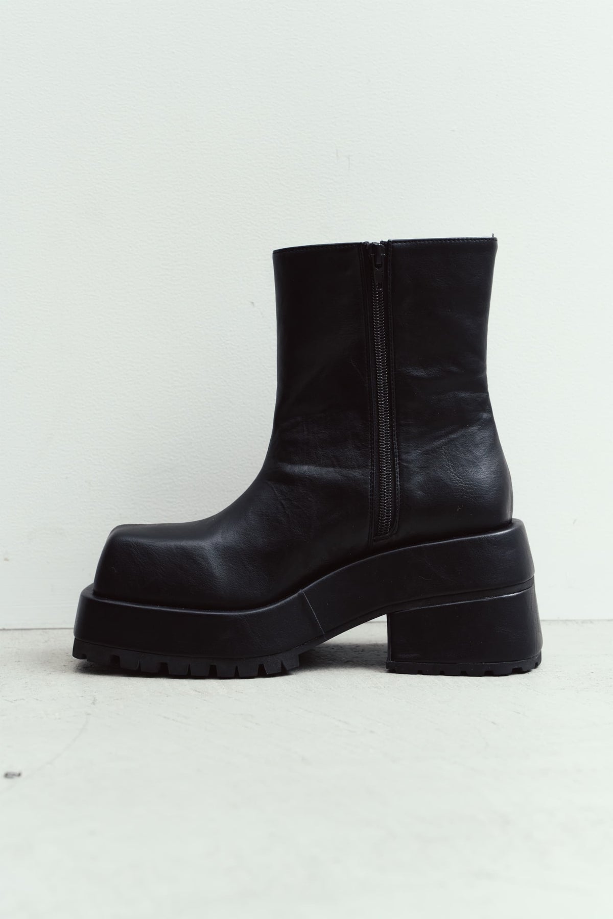 volume square boots/2color