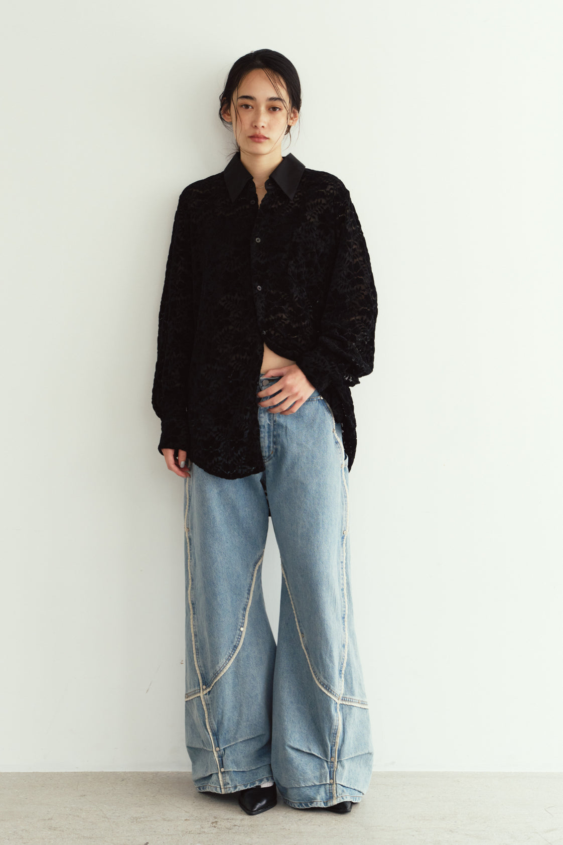 over lace shirt/black