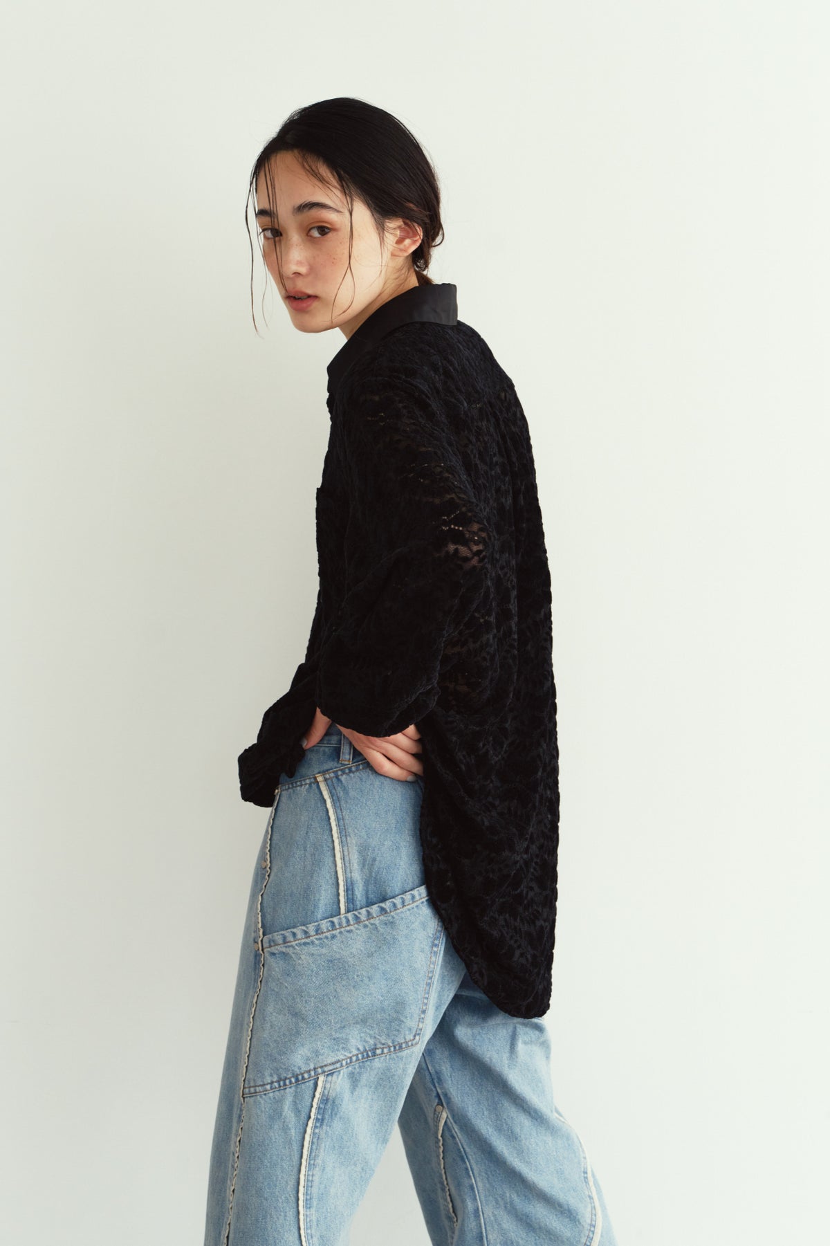 over lace shirt/black
