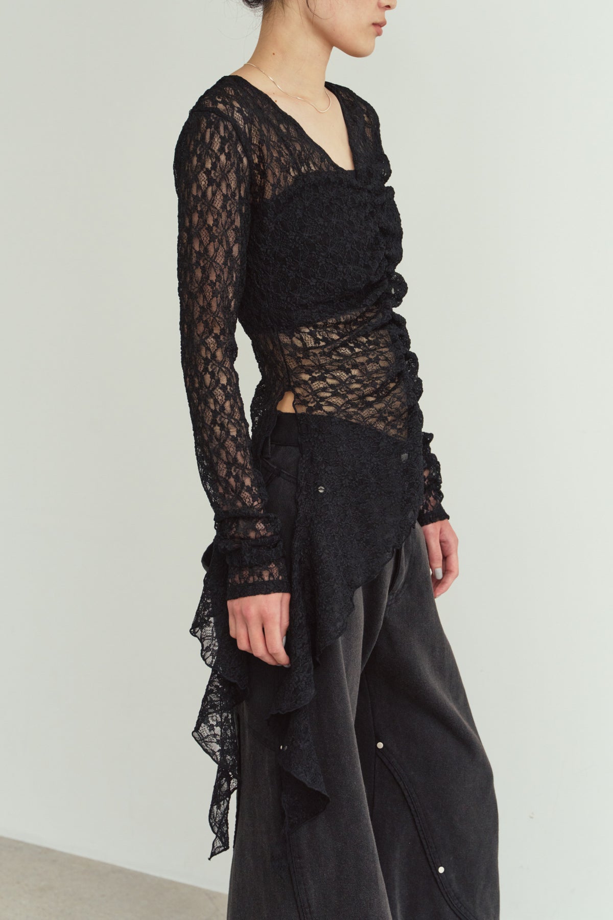 lace gathered top/black