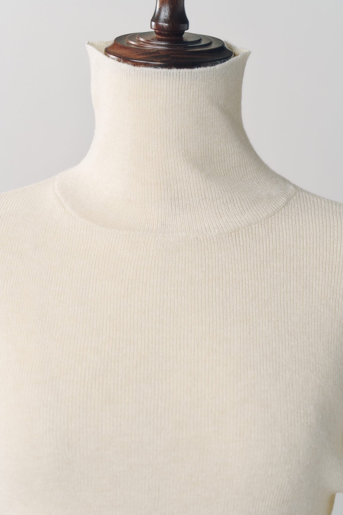 frill high neck knit/ivory