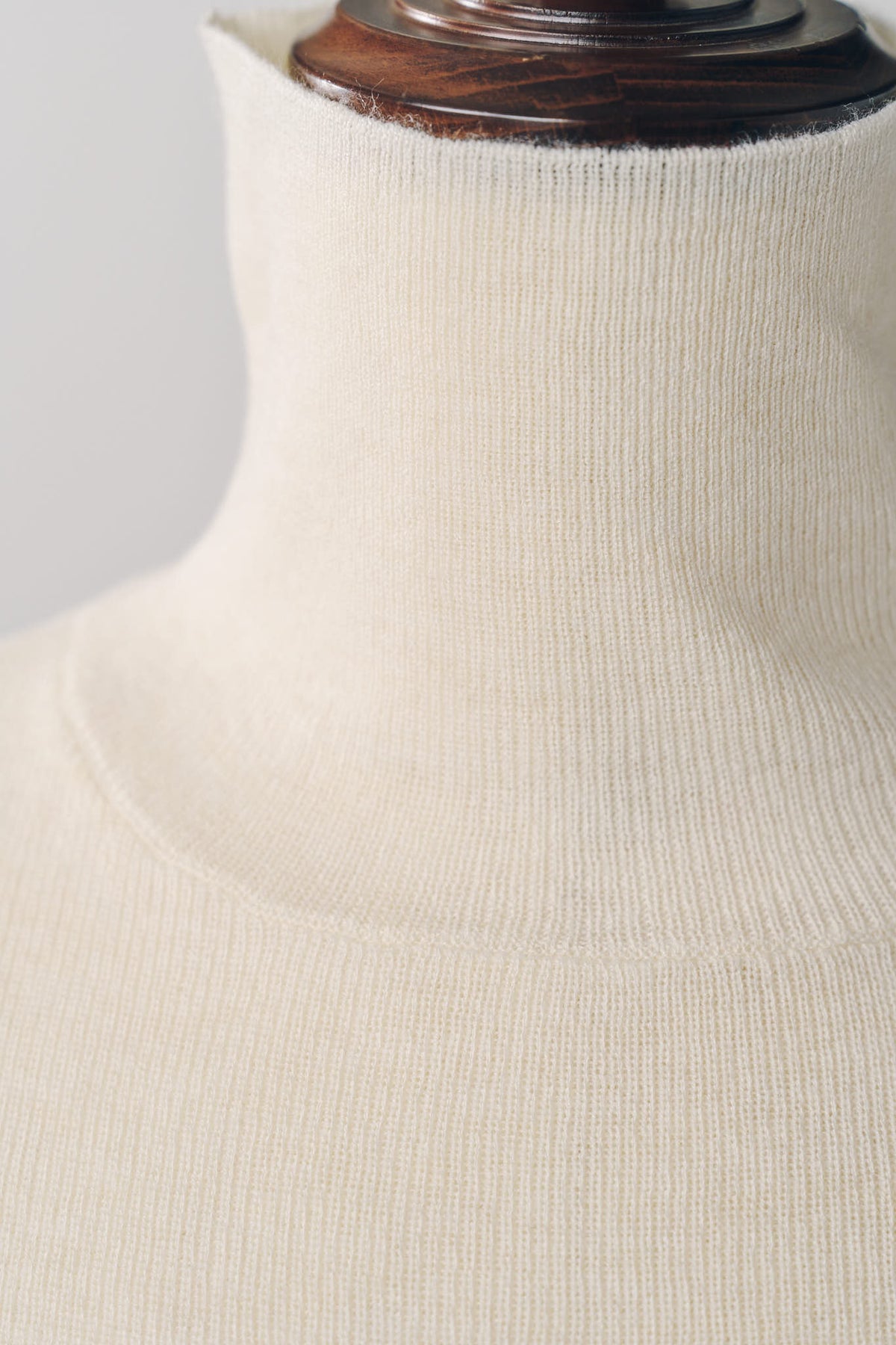frill high neck knit/ivory
