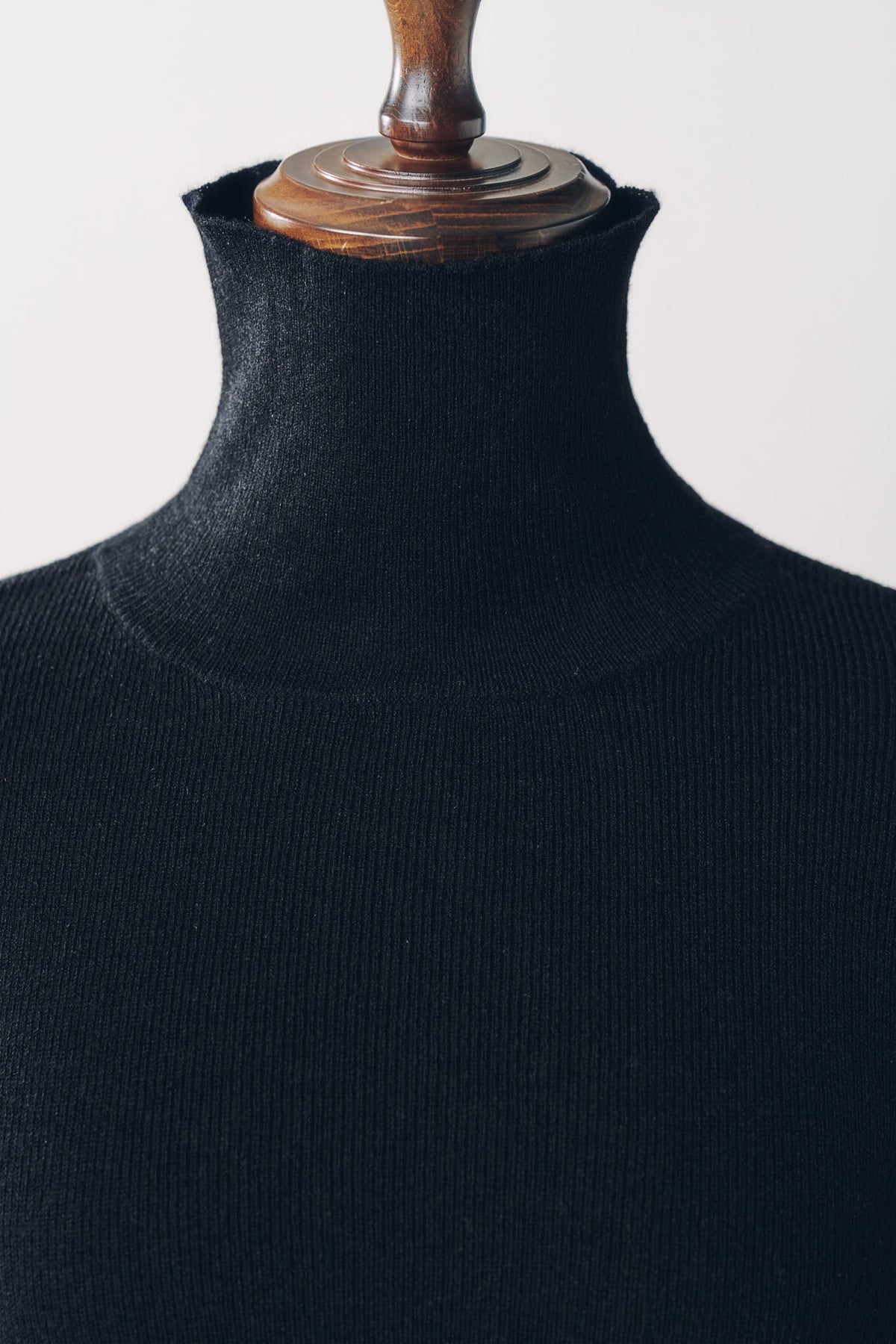 frill high neck knit/black