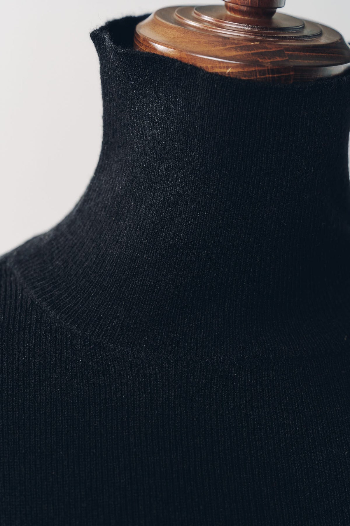 frill high neck knit/black