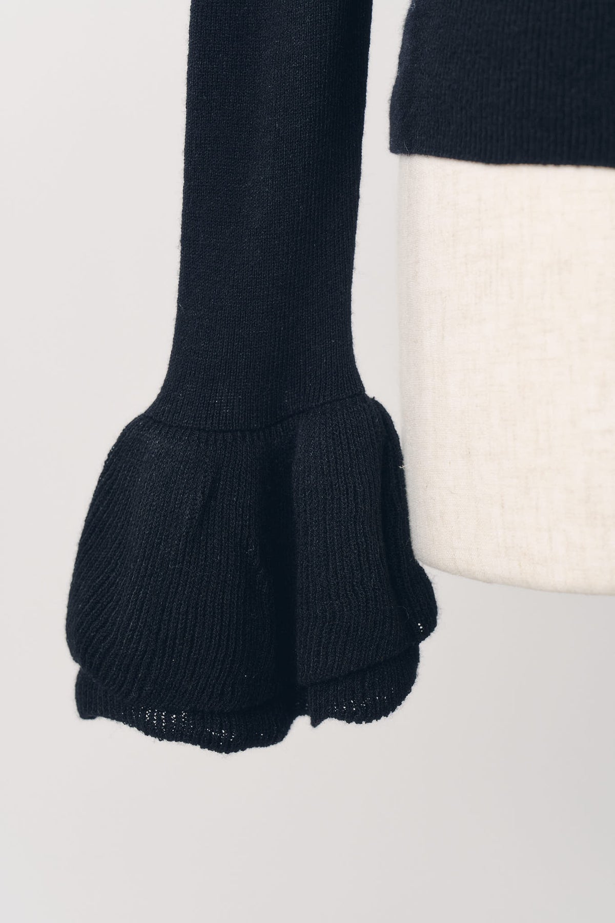 frill high neck knit/black
