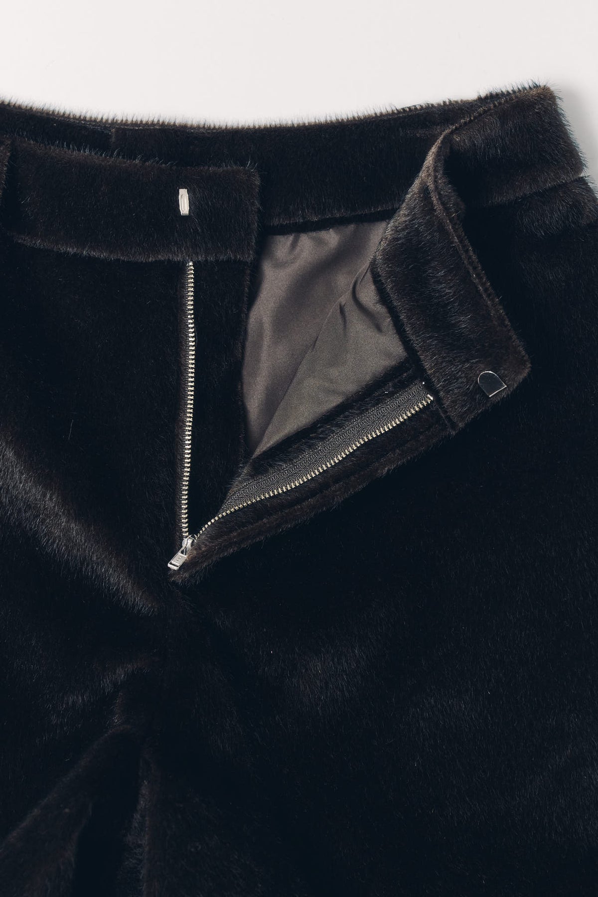pony-like short pants/darkbrown