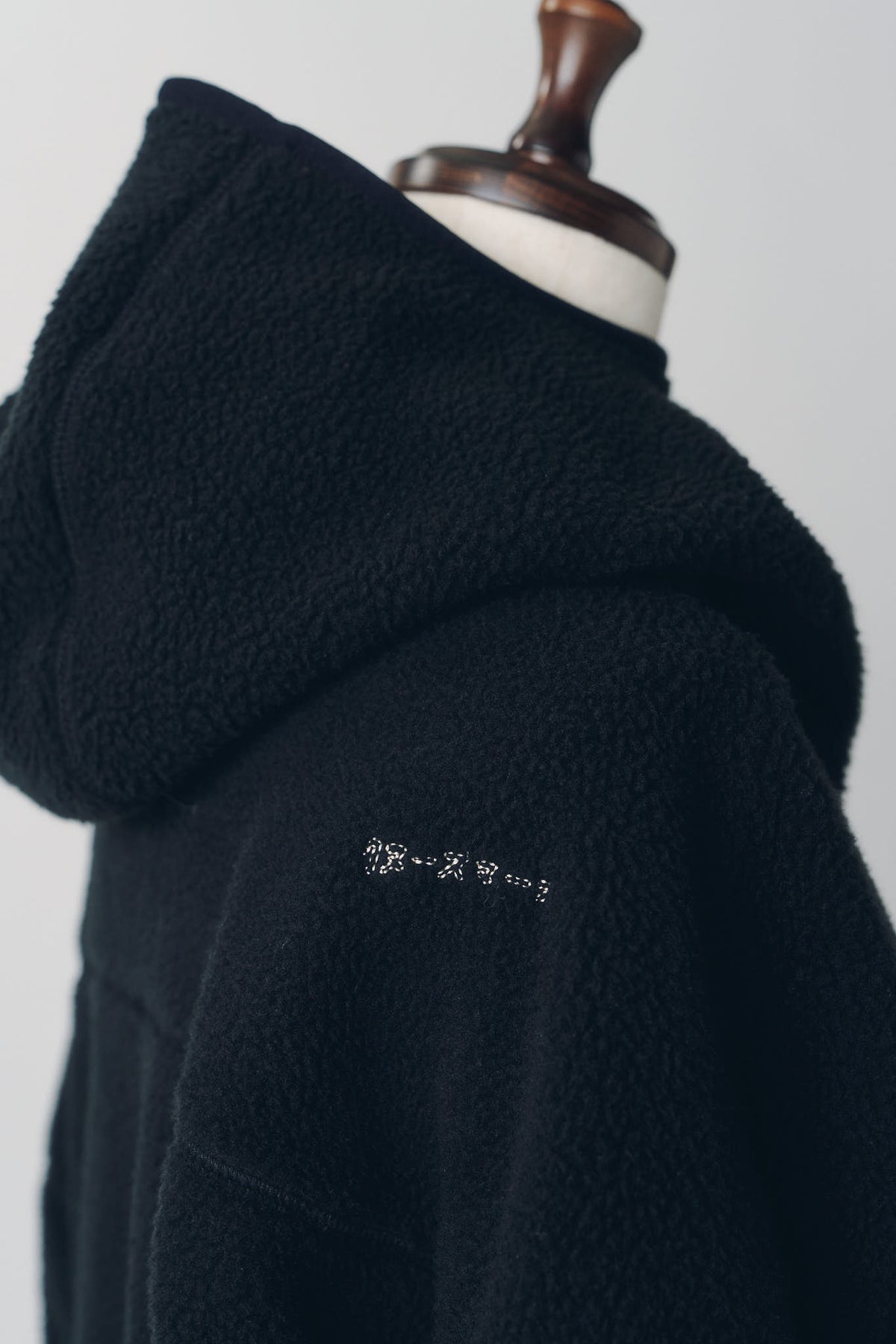 curved zip boa hoodie(unisex)/black