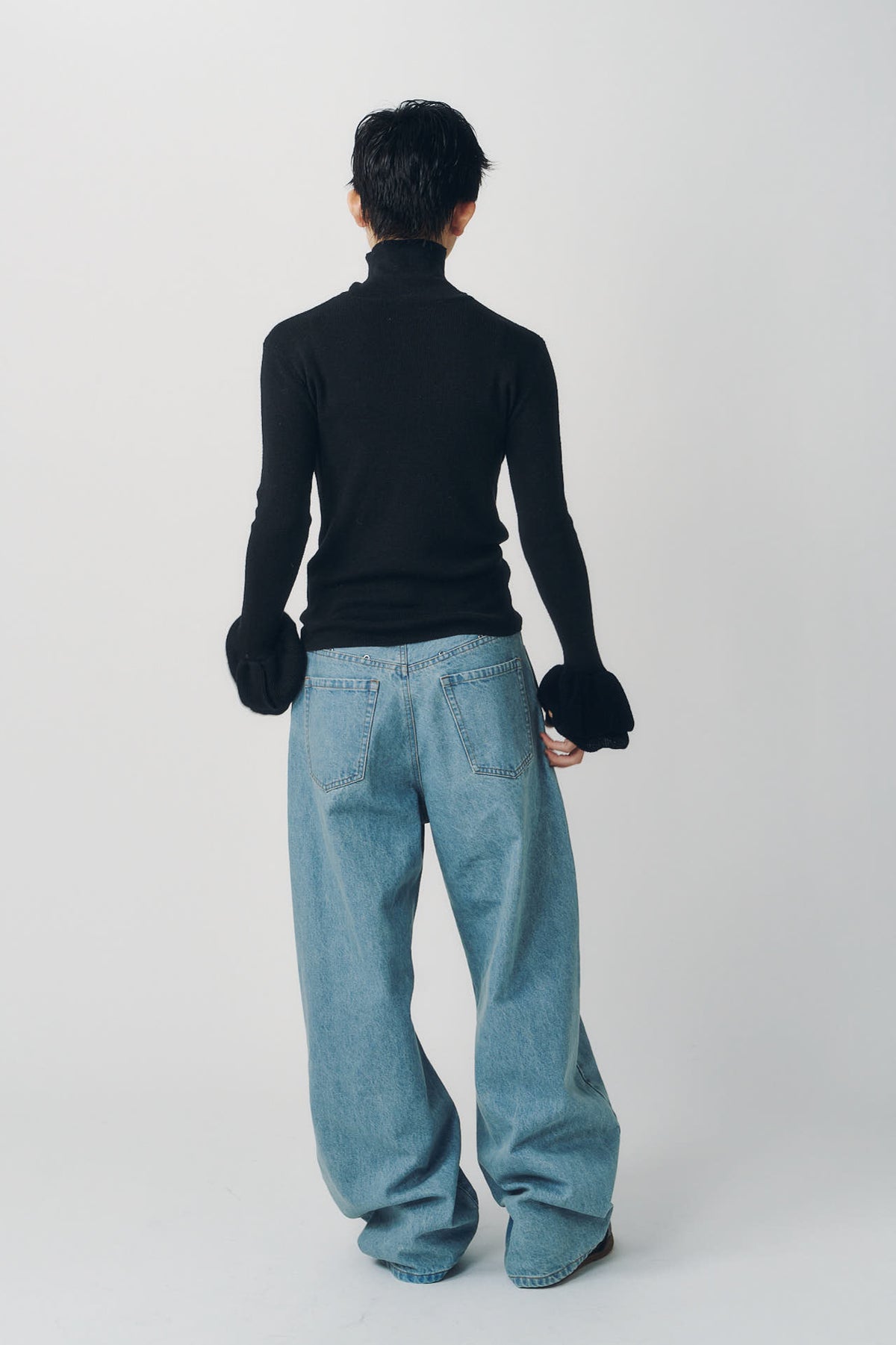 frill high neck knit/black