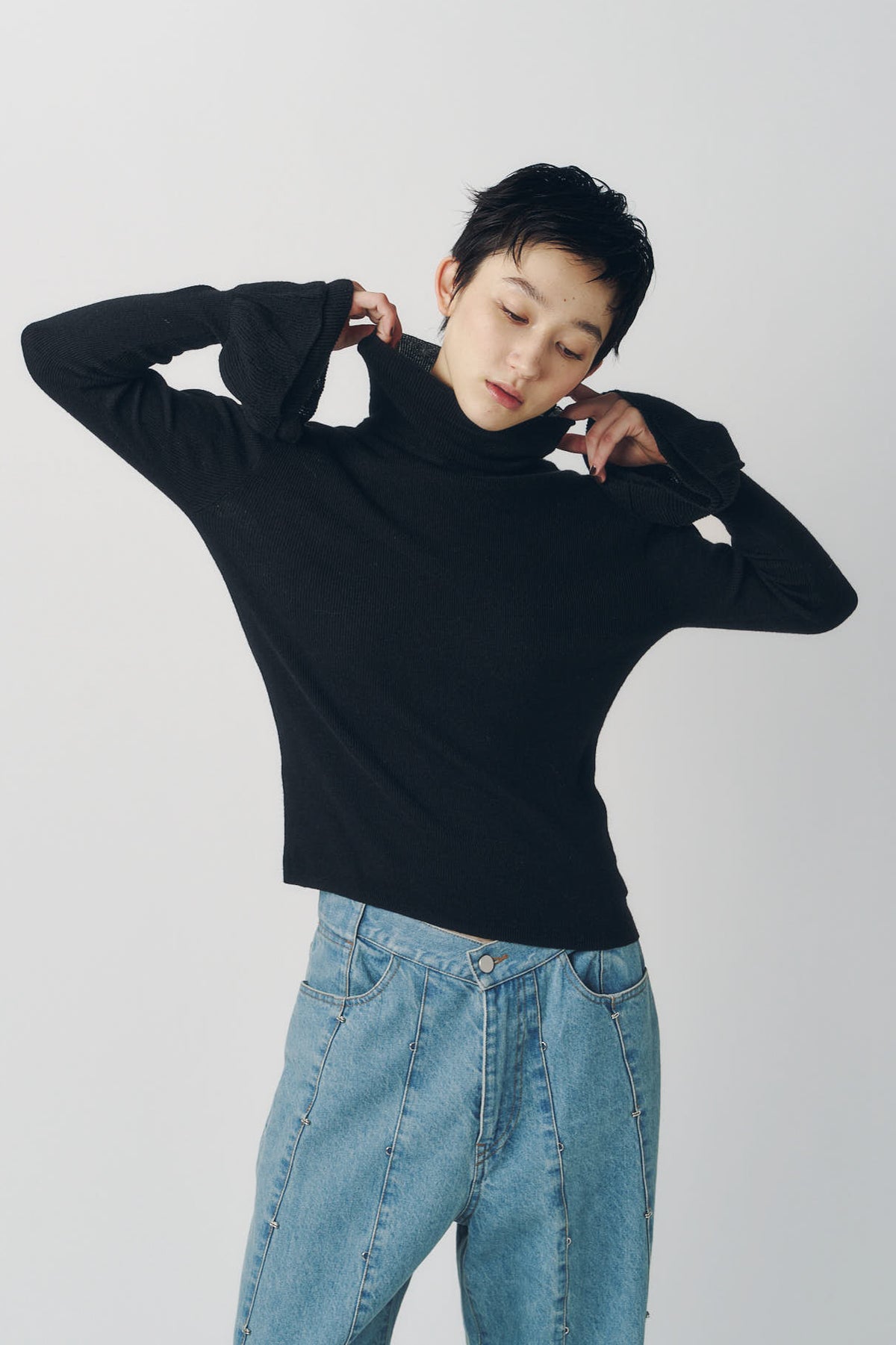 frill high neck knit/black