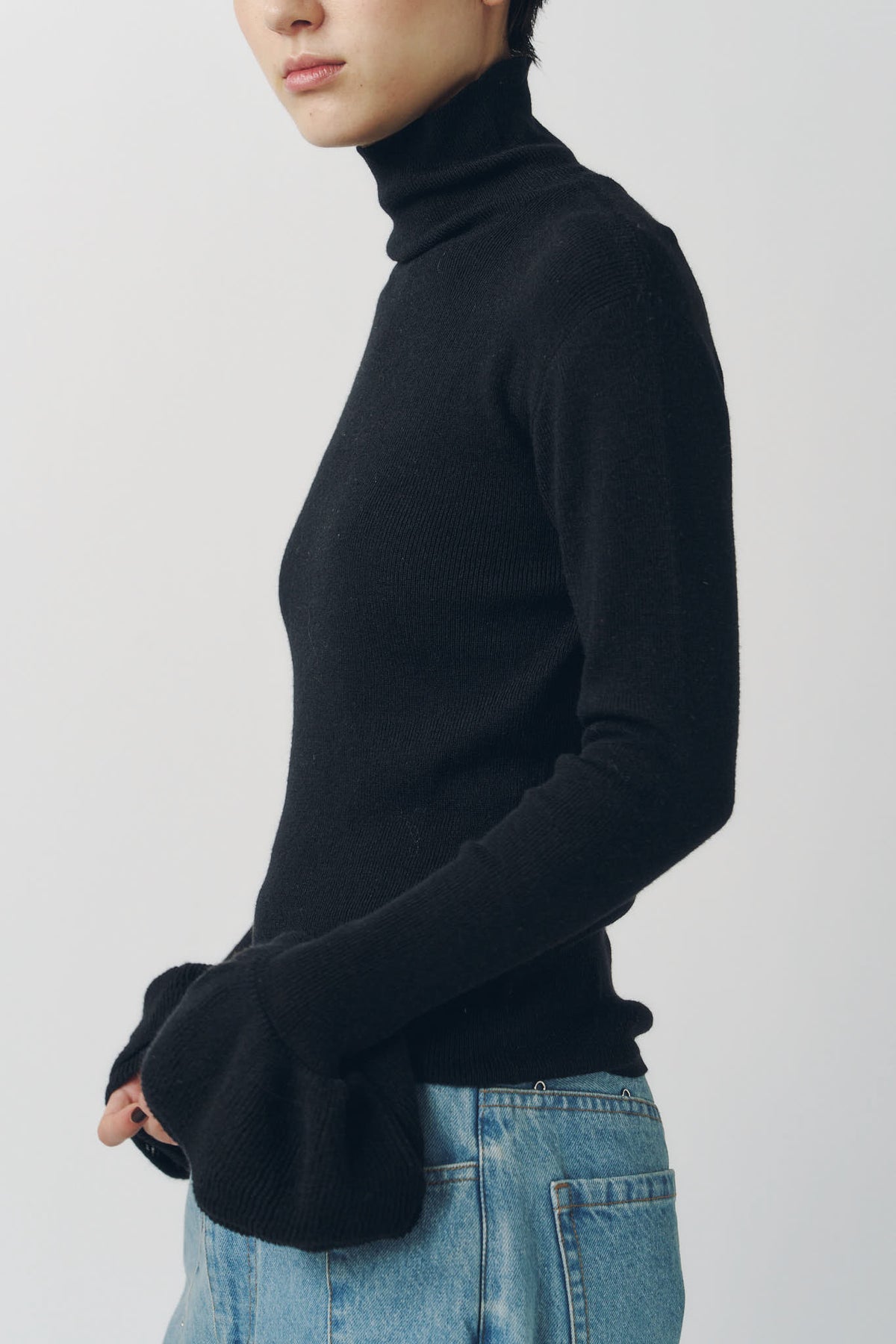 frill high neck knit/black
