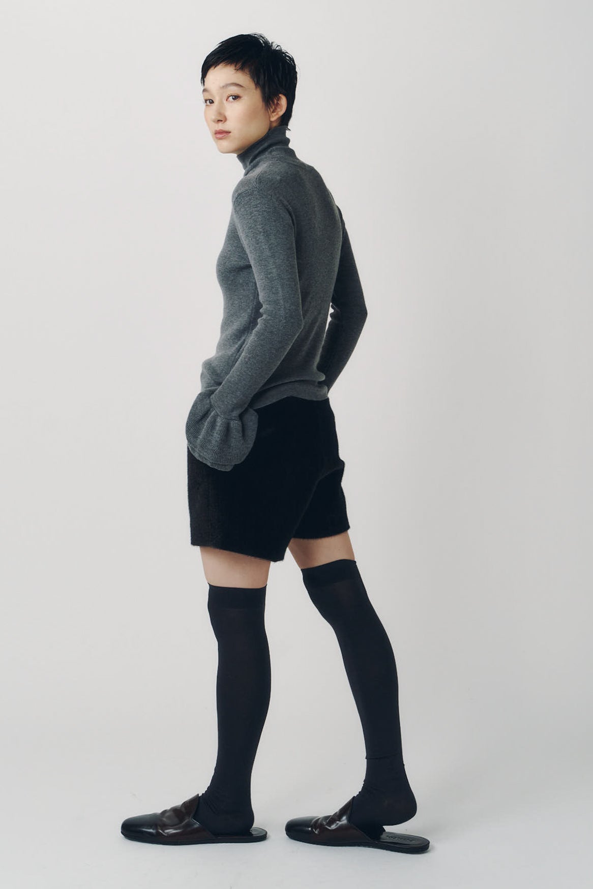 pony-like short pants/darkbrown