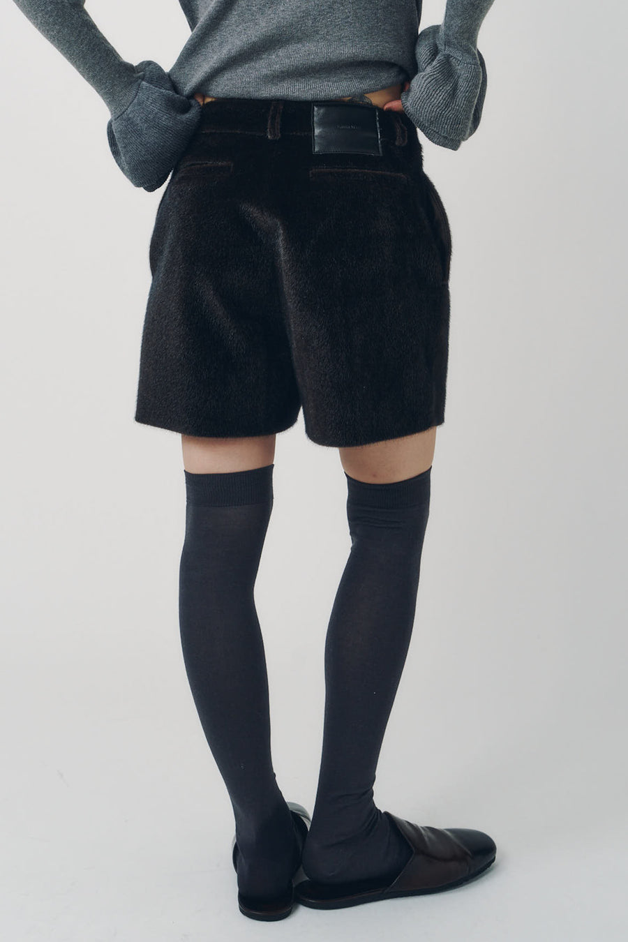 pony-like short pants/darkbrown