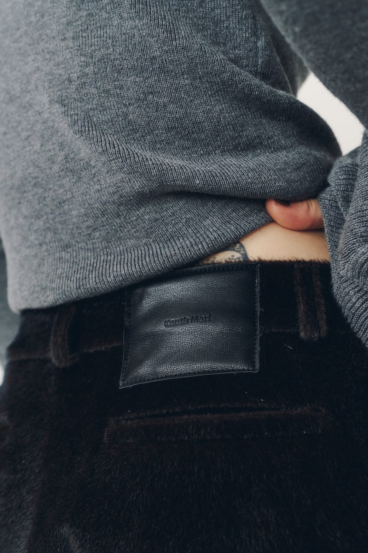 pony-like short pants/darkbrown