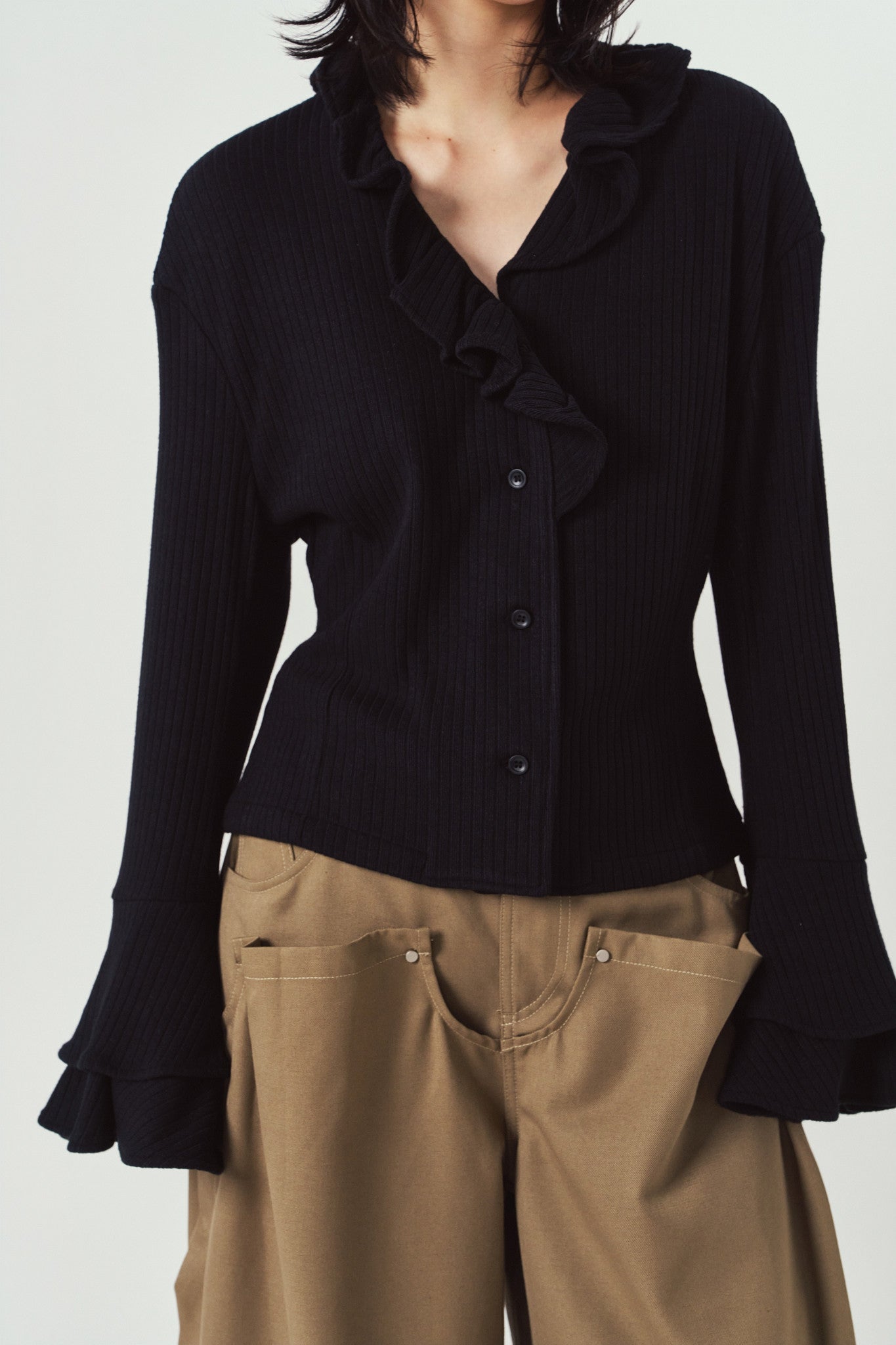 drop shoulder frill knit/black | KNUTH MARF