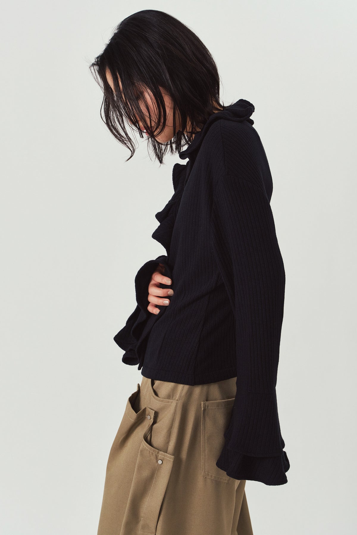 drop shoulder frill knit/black