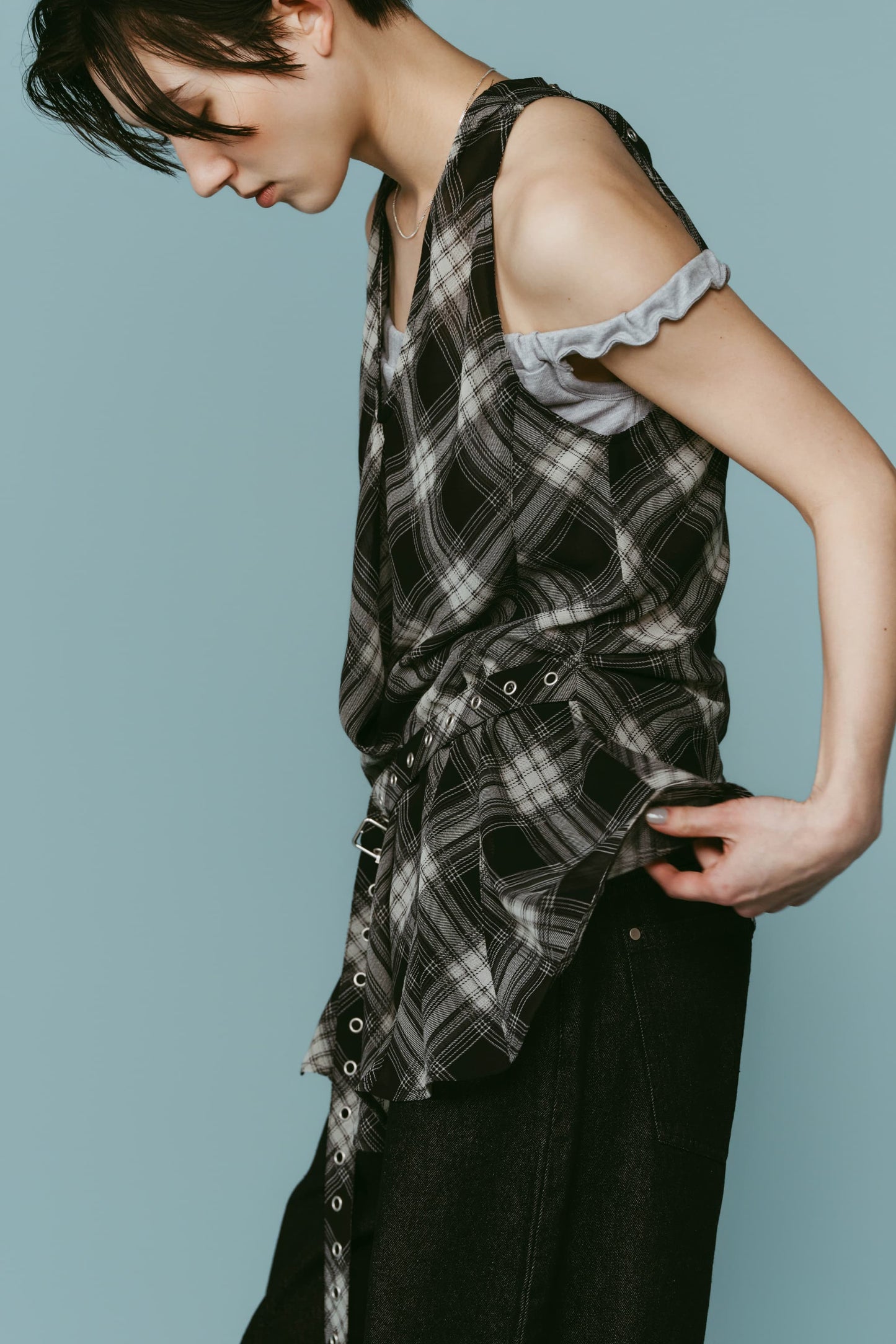 plaid halter neck blouse/black