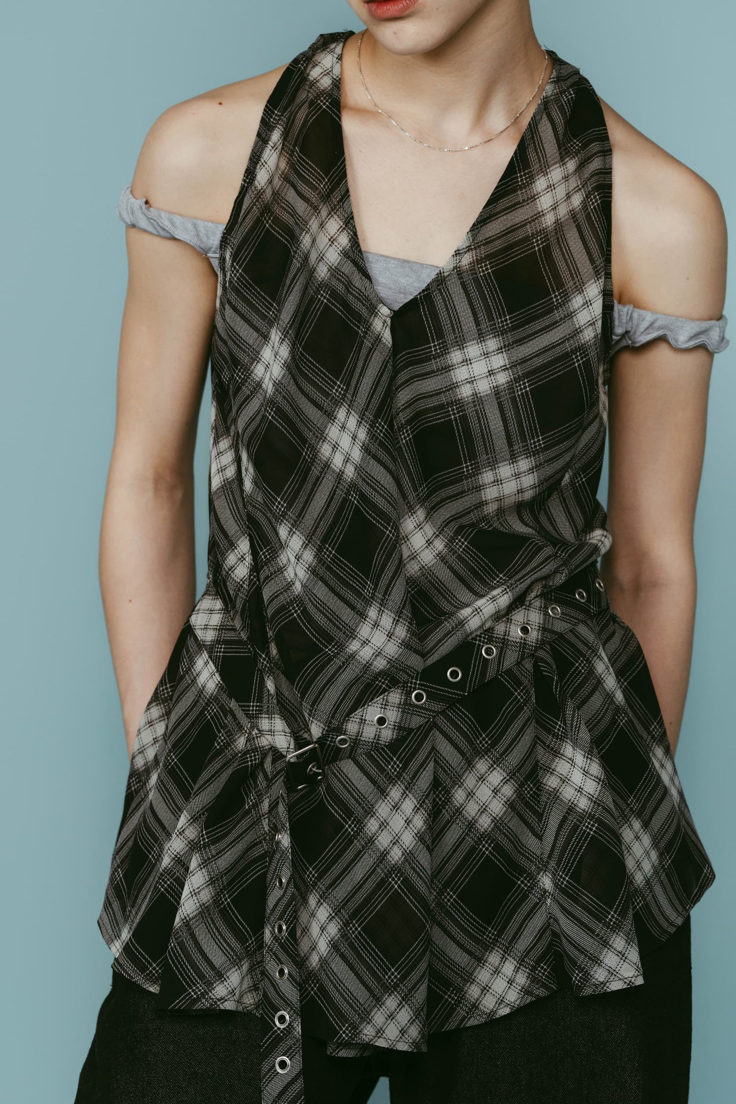plaid halter neck blouse/black
