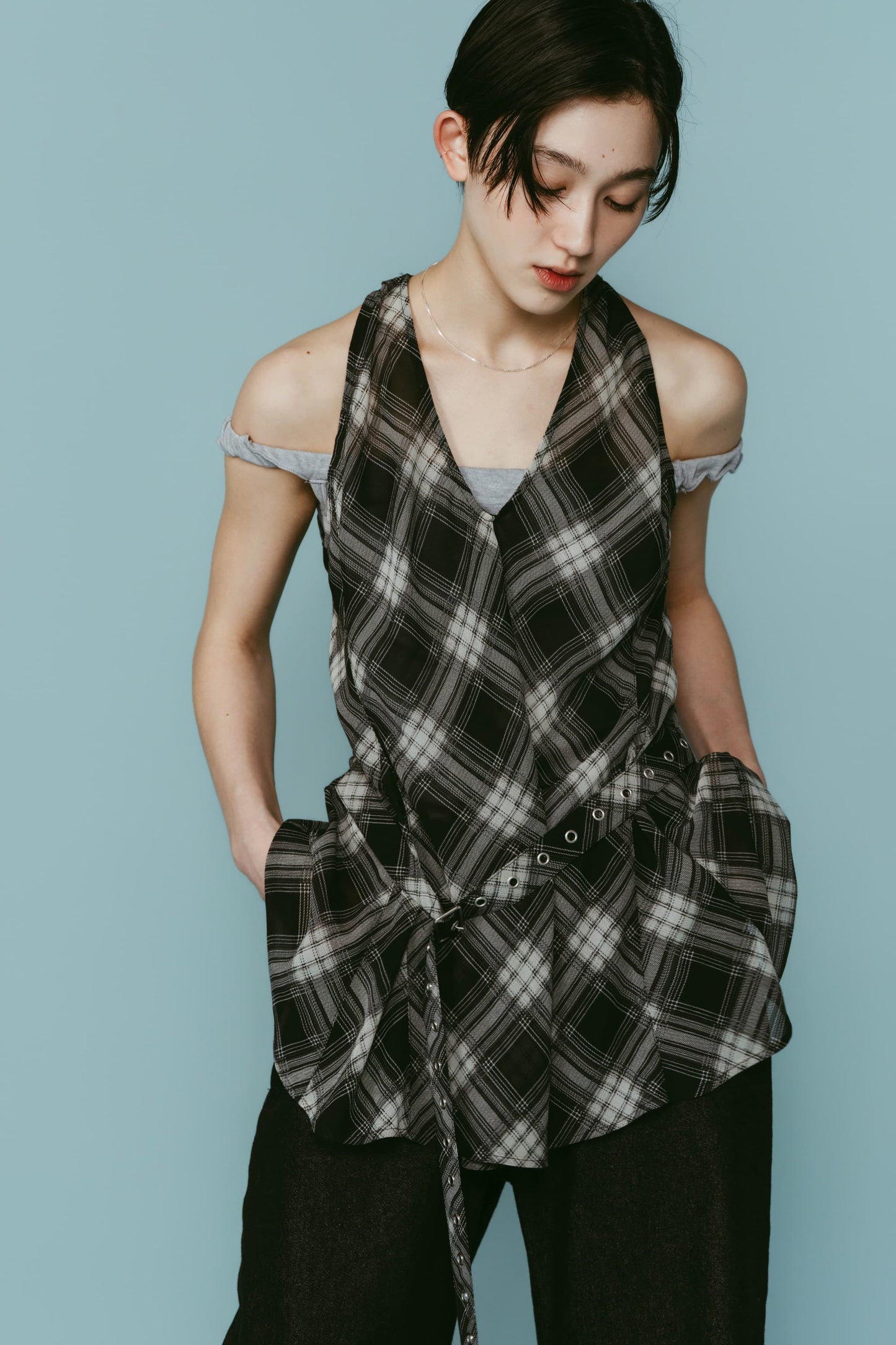 plaid halter neck blouse/black