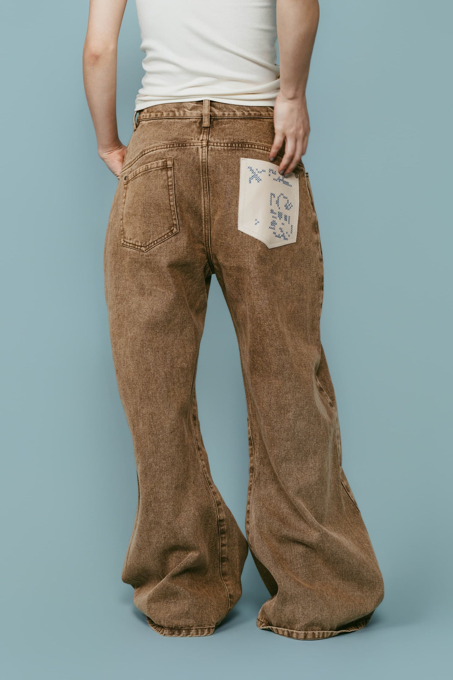 wide bell-bottom denim pants/brown