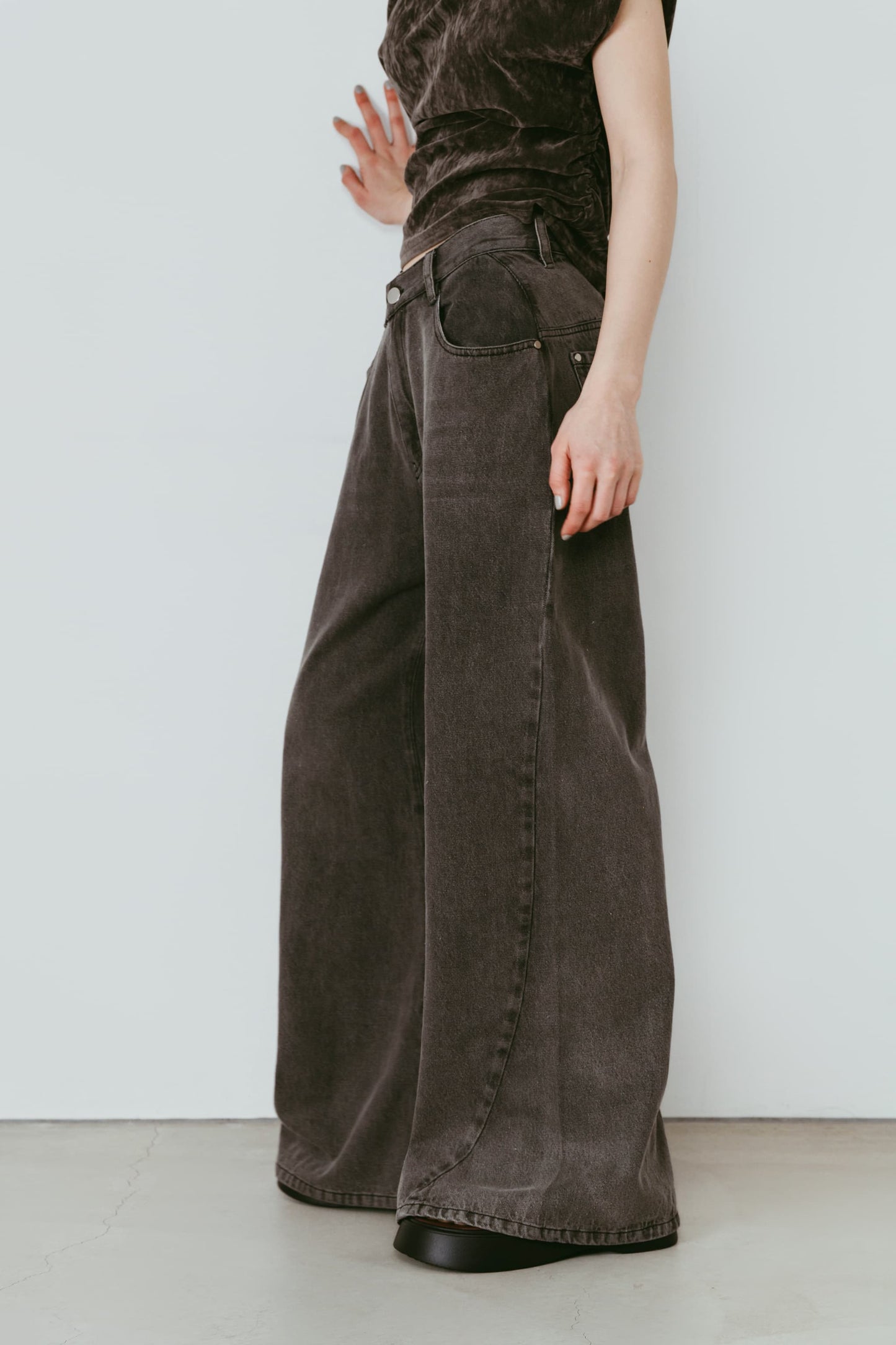 wide bell-bottom denim pants/gray