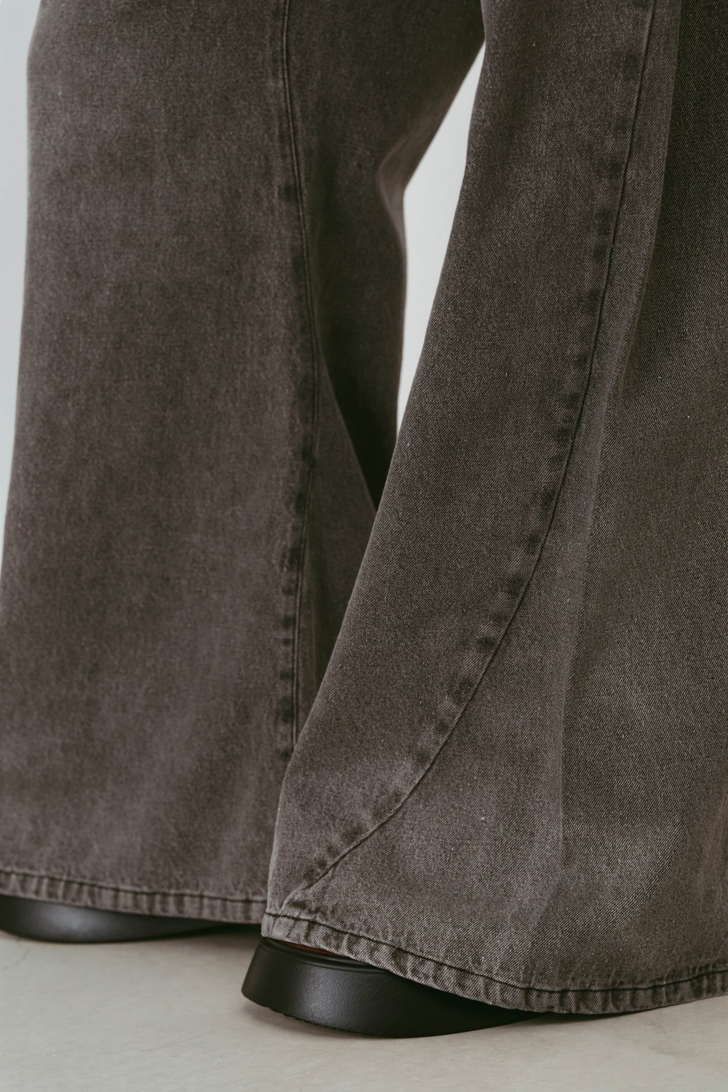 wide bell-bottom denim pants/gray