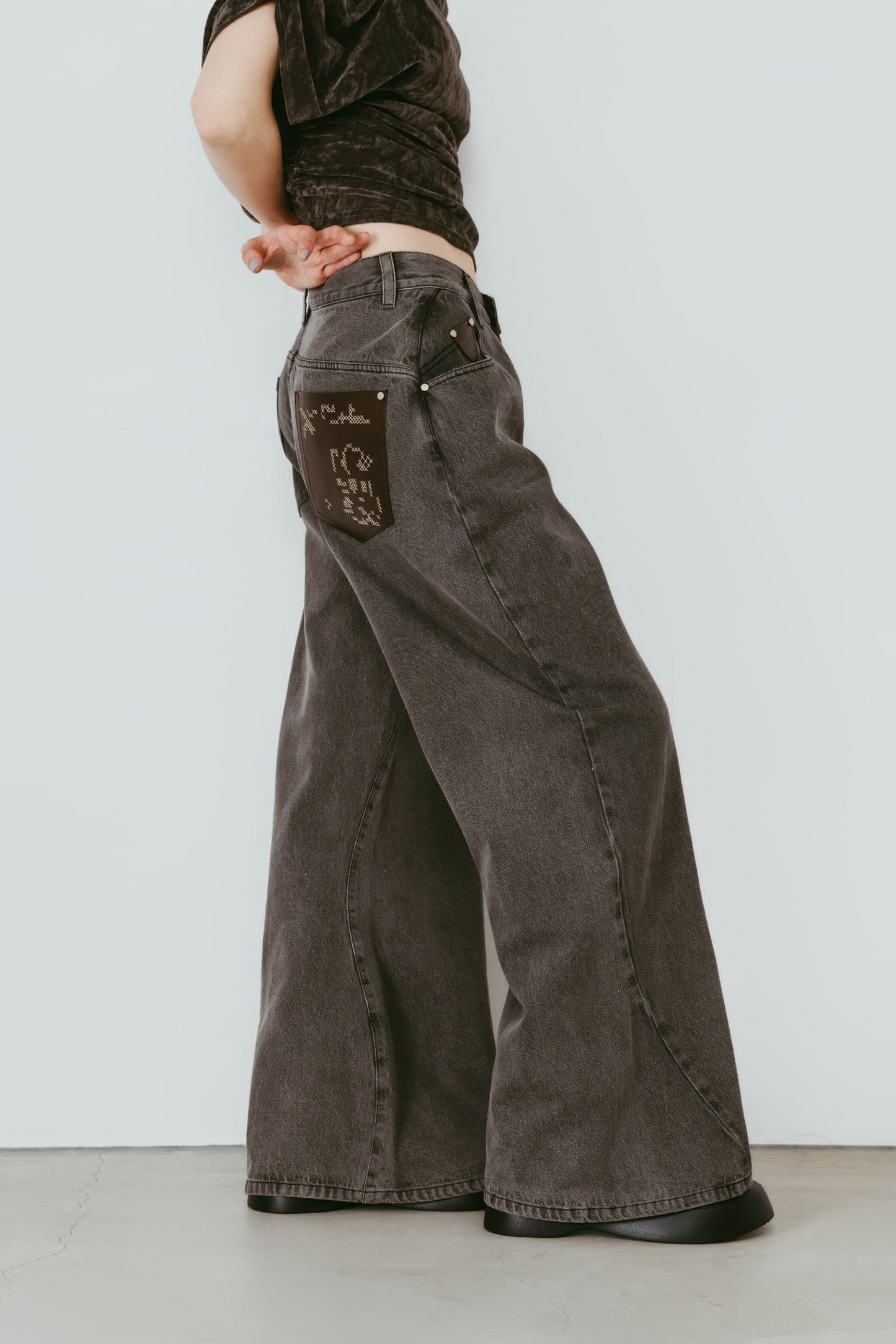 wide bell-bottom denim pants/gray