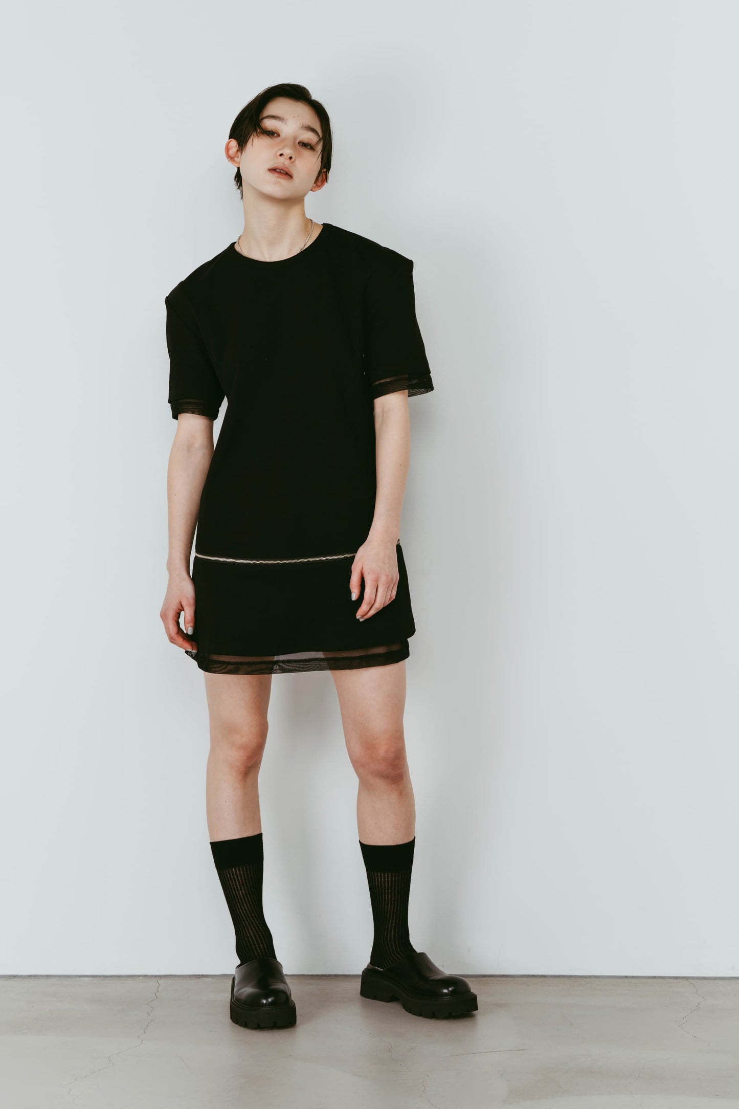 structured shoulder top/black