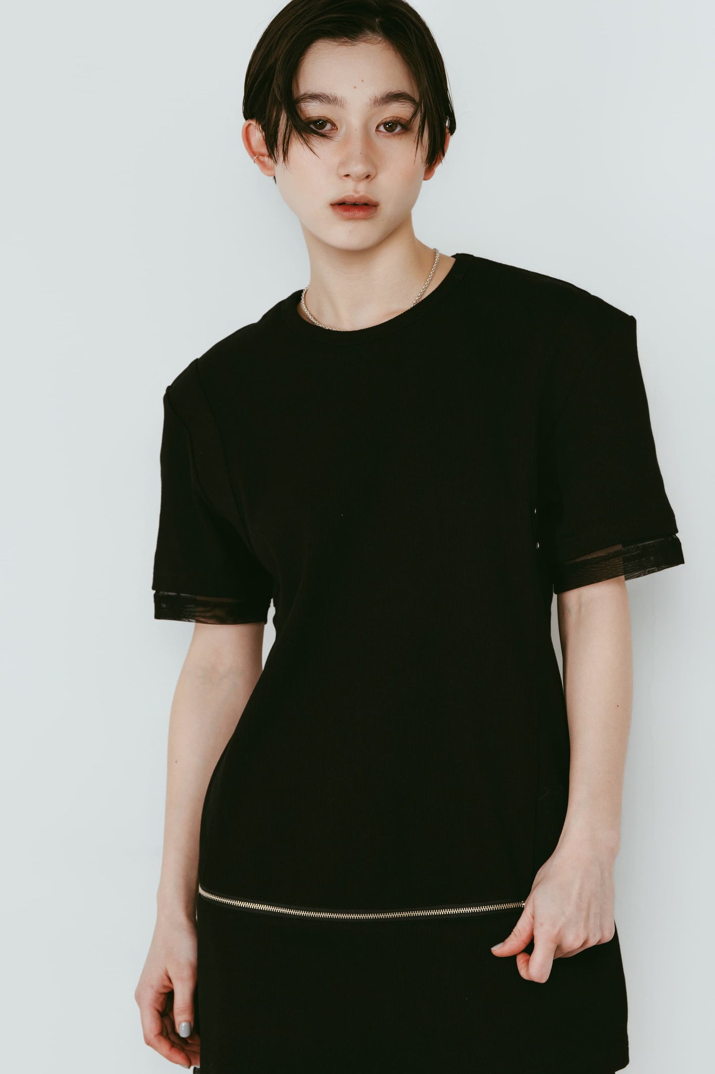 structured shoulder top/black