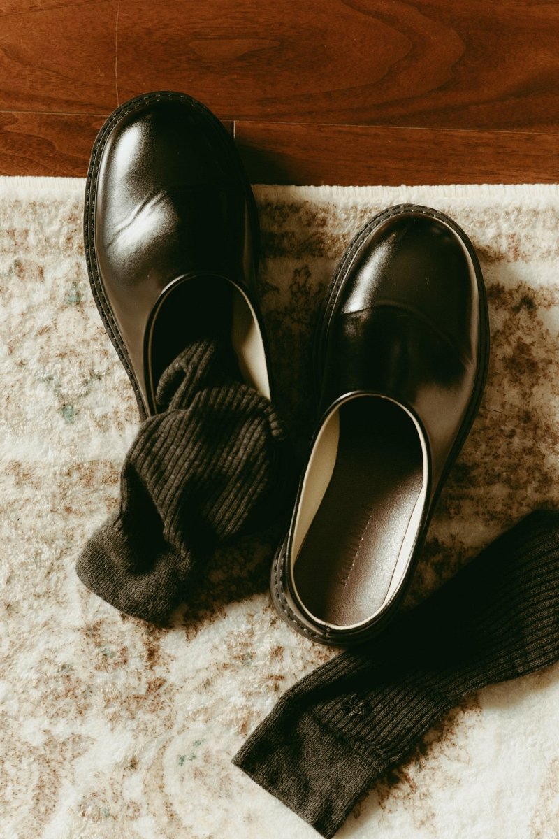 round toe sabot sandals/black - KNUTH MARF