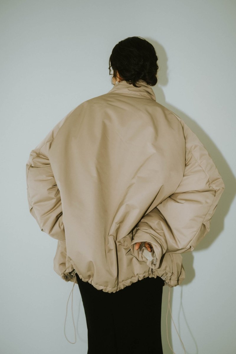 12/26~出荷】stand collar down jacket(unisex)/sandbeige | KNUTH MARF