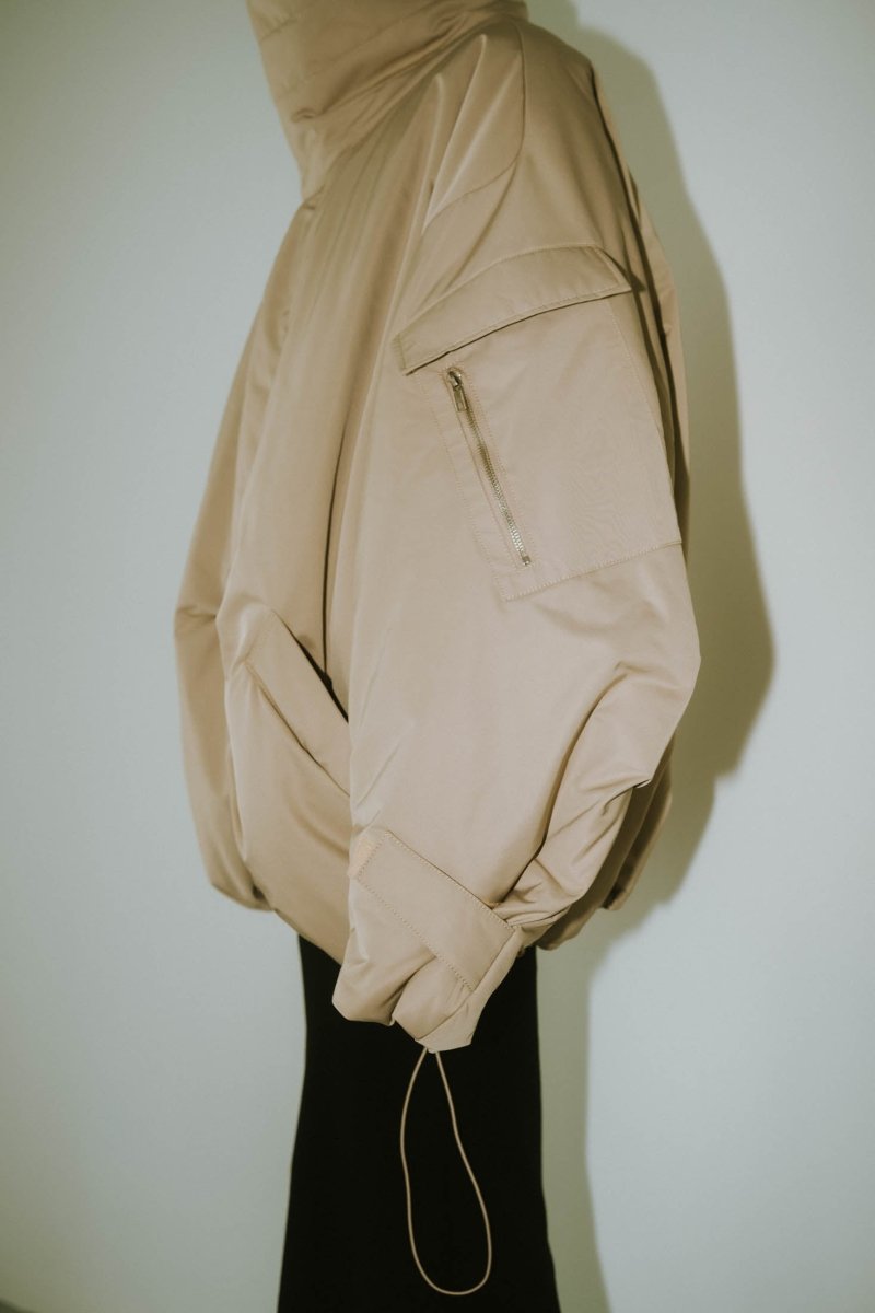 12/28~出荷】stand collar down jacket(unisex)/sandbeige | KNUTH MARF