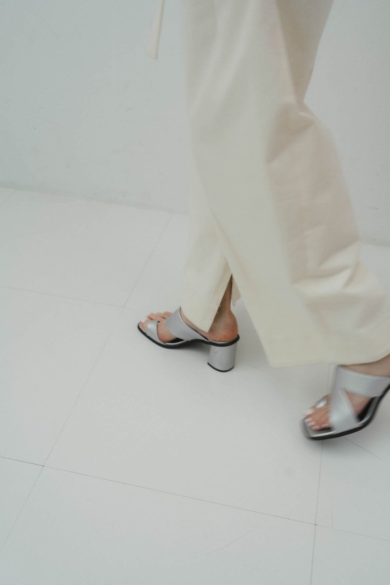 knuth marf asymmetry heel sandal ブラック